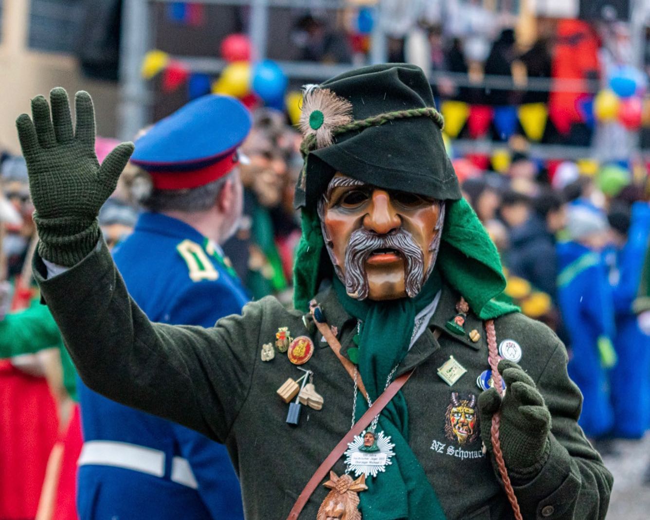 #FasnetRückblick Tag 5,
am Fasnet Mendig,
hieß es ab dem frühen Morgen wieder einen Besuch bei unseren Freunden aus der Triberger Oberstadt abzustatten. Der diesjährige Tag der Oberstadt am Café anStadtweiher (ehm. Bergseestüble) war geprägt von verschiedensten Programmhighlights. 🎉 Musikalisch begleitet wurde der Tag der Oberstadt vom neu betitelten "Triberger-Wallfahrts-Romantik- und Barockmusiker" 🥁🎺. Und auch die alt erwiesenen Darsteller in der Bütt rissen die Zuschauer wieder richtig mit. Leider musste dieses Jahr schweren Herzens vom verstobenen Dieter Stein Abschied genommen werden, der viele Jahrzehnte die Bütt am Triberger Tag der Oberstadt personifizierte. Dann war es dann soweit, der Wohlfühlorden 2023 wurde an den Triberger Ehrenzunftmeister Volker Fleig verliehen, der bis zuletzt das Amt in Tribergs Mittelstadt geprägt hatte. 👹 Die wirklich ausgelassene Stimmung von Gallus und seinen Hühnern war wieder besonders groß. Schließlich wurde von ihnen das hohe Amtsgericht einberufen um die Radautrommler in Triberg zu verurteilen. Die Anschuldigung war das kapitale Vergehen gegen die Fasnet, indem kein Narrenblättle 2021 produziert wurde und die Oberstadt dies ausgleichen musste. Ein witziger Schauprozess der noch viele Stunden nach der Veranstaltung weiter gesponnen wurde. 👨⚖️🎭
In den frühen Abendstunden ging es dann am zweiten Besuch des Tages ab nach Triberg zur Lilie zum Kopfweh Mendig, des Raumschaftsmusiker Treffens. Mit richtig fetziger Stimmung und verschiedenster Orchester Zusammenstellungen aus der Region war die gesamte Lilie musikalisch getragen. 🎶🥁🎺 Abgerundet wurde für eine kleine Gruppierung dann noch der Abend beim Konfetti Ball in Nussbach. Dabei wurde wieder ausgelassen bis in die frühen Morgenstunden getanzt, ehe dann der Konfetti Regen über die gesamte Halle einprasselte. 🥳🎊
Quelle Titelbild: Marc-Leon Schwarzer
#nzschonach #geißenmagd #geißenmeckerer #schonach #batzewecke #esgohtdegege #fasnet #fasnet2023 #2023 #verbandoberrheinischernarrenzünfte #narrenzunft #narrinarro #brauchtum #carnival #party #fun #people #tradition #blackforest #love #schwarzwald #nature #history #bepartofit #germany #mask #wood #winter #culture