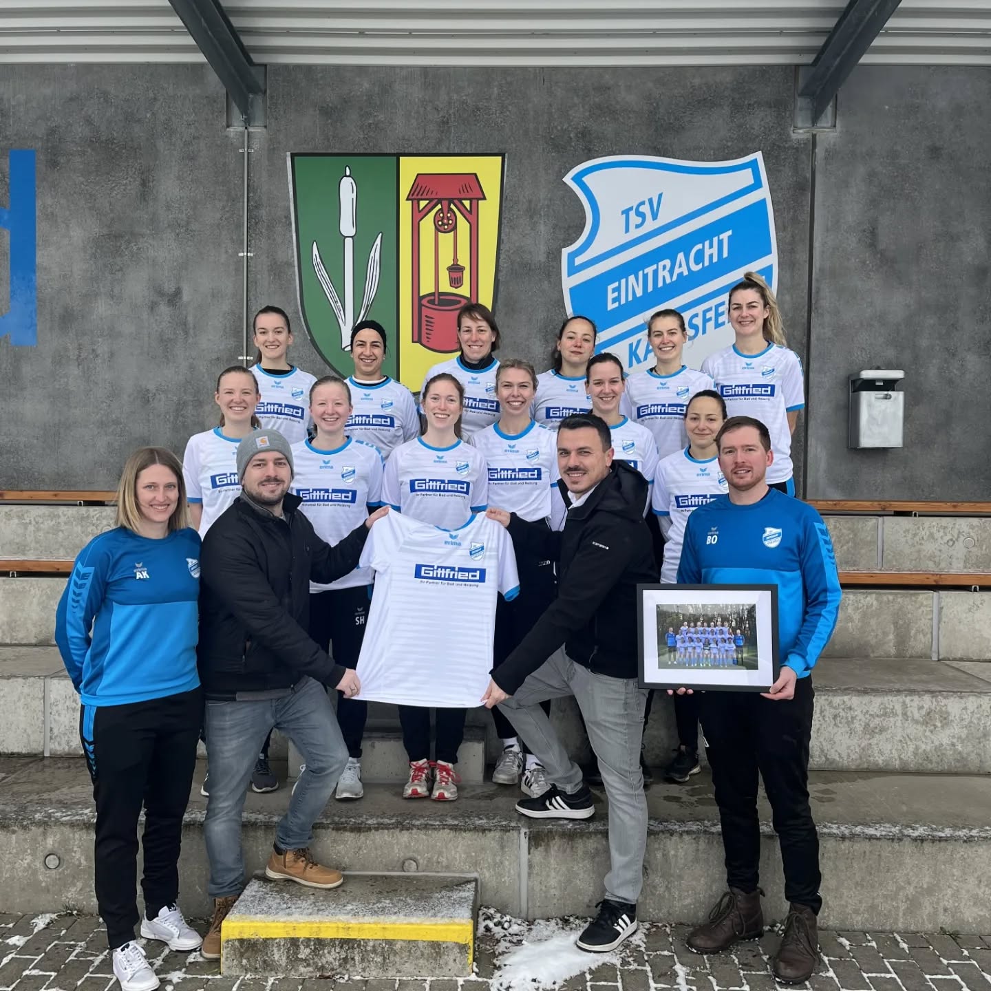 Es freut uns die Damen-Fußballmannschaft des TSV Eintracht Karlsfeld mit einem kompletten Trikotsatz zu unterstützen.
Wir wünschen der Mannschaft erfolgreiche Spiele in ihrem neuen Outfit.
#gittfriedkarlsfeld #gittfried #teamgittfried #wirsindeintracht #trikotsatz #sport #damenfussball #fußball #karlsfeld #wirsindkarlsfeld #tsvek #tsveintrachtkarlsfeld @fussballerinnen_tsvek @meinkarlsfeld