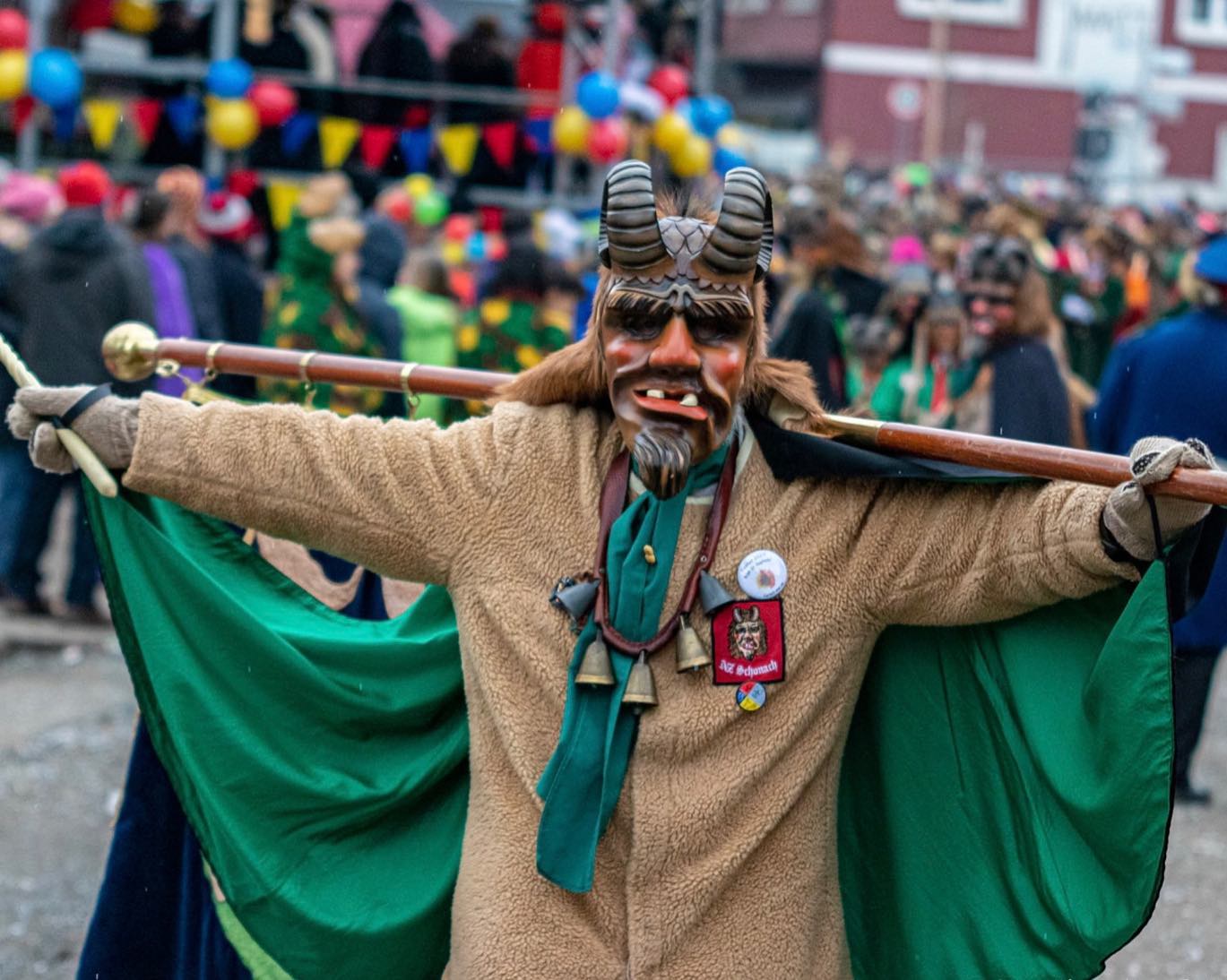 #FasnetRückblick Tag 6,
am traditionellen Fasnet Zieschdig,
war es wieder soweit, man versammelte sich schon früh morgens im Rebstock um dann zusammen mit der Kuhrkapelle 🎺🥁 @mvschonach und den Batzenweckenordensträgern den traditionellen Umzug in Richtung Gasthof Schwanen auszutragen 🦢. Auch die Stimmung war nach dem ersten Anhaltepunkt, dem Landmarkt, wo Batzenwecken als historisches Proviant ausgegeben wurden bestens. 🎉 Nach mehrfachen musikalischen Einlagen zog die Gesellschaft dann weiter in den Schwanen um die traditionelle Herrensitzung und das Schwartenmagen-Essen einzuleiten. Auch über die fest eingeplanten Gäste der Triberger Oberstadt haben wir uns wieder sehr gefreut. @ng_oberstadt Begleitet von viel Musik, wilden Geschichten und Witzen, war die Stimmung wieder ausgesprochen gut. 🎭🎉 Und dann war es soweit. Die Verleihung des 46. Batzenweckenordensträgers auf Lebzeiten ging mit tosendem Applaus an Werner Beckmann.🏅
Werner ist trotz der wahrscheinlich längsten Anreise aus NRW nahe Gütersloh schon seit einigen Jahren einer unserer treusten Hästräger überhaupt.
Anschließend ging es weiter im Bärt, wo in einer wahnsinnig tollen ausgelassenen Stimmung die gesamt Wirtschaft musikalisch so richtig getragen wurde. 🥁🎺
Schließlich war es dann wieder so weit, am Fasnet Zeischdig Obe, stand zum Abschluss der Fasnet der Fackelumzug auf der Agenda und danach das obligatorische Nuddlesuppeessen.🔥🍜
Zum ersten Mal dieses Jahr war es mit Abschluss der Fasnet auch der Tag, an dem die Abgabe des schwarzen Geißenmeckerers durch den ersten und aktuellen Träger besiegelt wurde. Man hätte sich für diese neue Tradition keinen mehr dafür brennenden Geißenmeckerer als Manuel Hipp vorstellen können. 🖤
Wehmütig und schweren Herzens muss man der Fasnet 2023, die so sehnsüchtig durch nach den traurigen Corona Jahren wieder erwartet wurde Ade sagen. 🎭 Es war eine phänomenal geniale Kampagne 2023, die nur zu etwas so schönem gemacht werden konnte, durch die Unterstützung von jedem einzelnen der ein Teil der Schonacher Fasnet ist. 💚❤️🖤
Quelle Titelbild: Marc-Leon Schwarzer
#nzschonach #geißenmagd #geißenmeckerer #schonach #batzewecke
