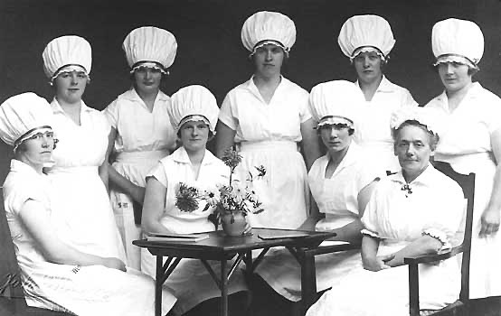 🧀Herrgårdsosten föddes på Bjärka-Säby!🧀
Det var mejerskan Kristina Löfgren på Bjärka-Säby gårdsmejeri som på 1880-talet skapade urtypen till den svenska herrgårdsosten.
I och för sig var det en skåning, greve Eric Ruuth på Marsvinsholm, som tog första initiativet. Han inkallade 1786 en schweizisk ostmästare som skulle förestå godsets mejeri och där starta försök att tillverka schweizerost. Den "ruuthska" osten blev ganska läderartad och krävde lång mognadstid men blev inte desto mindre mycket populär och många herrgårdsysterier försökte använda metoden. Kristina Löfgren hade lärt sig den "ruuthska" metoden och förfinade den på Bjärka-Säby, där hon anställdes som mejerska 1882. Hon blev framgångsrik. Bjärka-Säbyosten utnämndes vid en av de första ostutställningarna i landet till "nationell typost" och fick namnet "Svensk herrgårdsost".