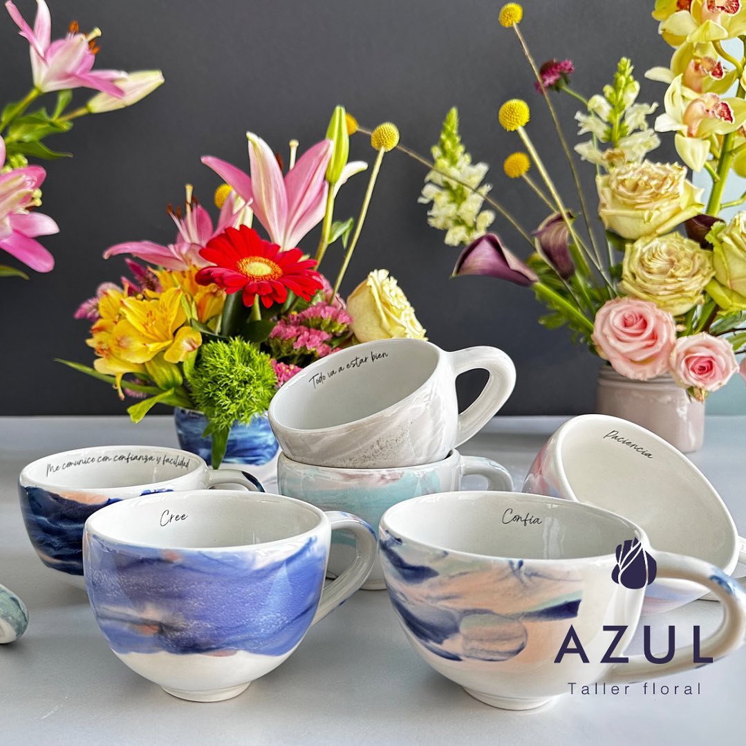 A veces necesitamos un momento reconfortante, una palabra de aliento para continuar.🍃.Ese momento de tomar un respiro o simple te dar GRACIAS 🙃.
Para esos momentos traemos tazas Zen 🌱 en alianza con emprendedores colombianos. Estas tazas están hechas artesanalmente, pintadas a mano y con mensajes motivadores para subir ese ánimo.
Es el elemento sorpresa para un regalo, sobre esta taza dispondremos un arreglo floral. Es un regalo perfecto para todo momento.
Recuerden que hacemos regalos corporativos.
Atrévete a sorprender!!!
Haz tu pedido al WhatsApp 3212702074