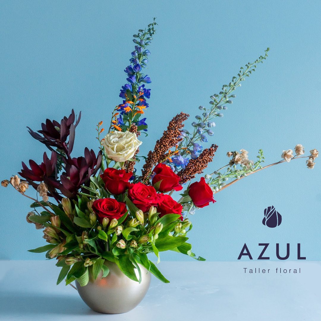 M U Y C H I C - 🤐 simplemente buen gusto. El rojo con su romance lo hace todo. Personal o corporativo lucirá 👌🏻
#floresbogota #arreglosflorales #regalospersonalizados #regaloscorporativos