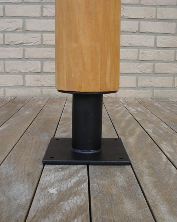 Een kolom hoeft niet per se een voetstuk te hebben. De kolom kan ook in de vloer ingebouwd worden. Dat hangt af van je bouwstijl en persoonlijke voorkeur.
Voetstukken kunnen uit metaal bestaan of uit hout.
Ben jij eerder team metaal of team hout?