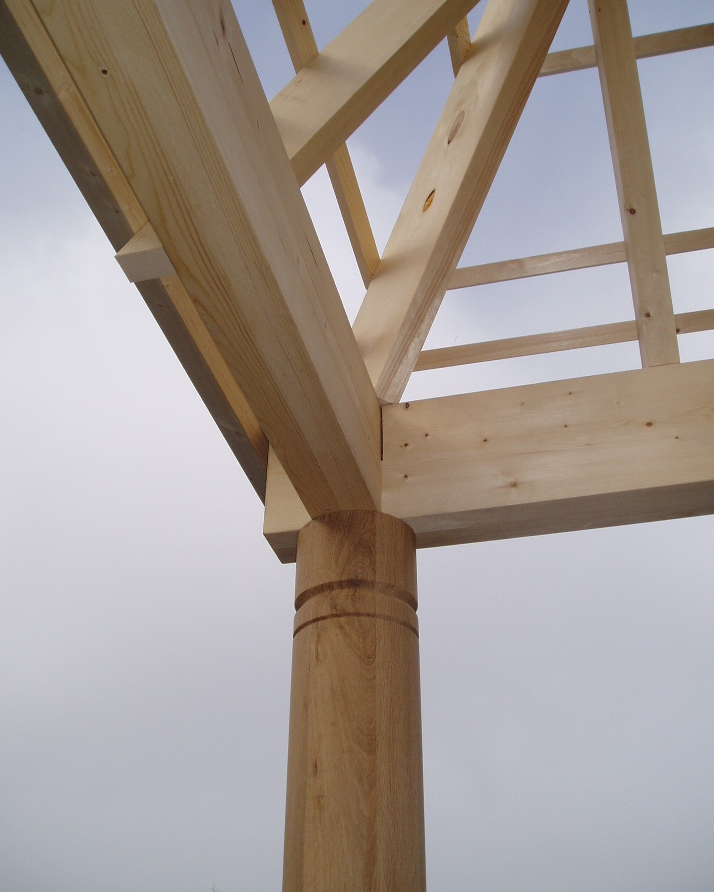 Het dakgeraamte van dit paviljoen steunt op onze holle ronde kolommen.
Let op het detail boven in de kolom. Een versiering zoals deze infrezing maakt het ontwerp helemaal op jouw maat en naar jouw smaak.