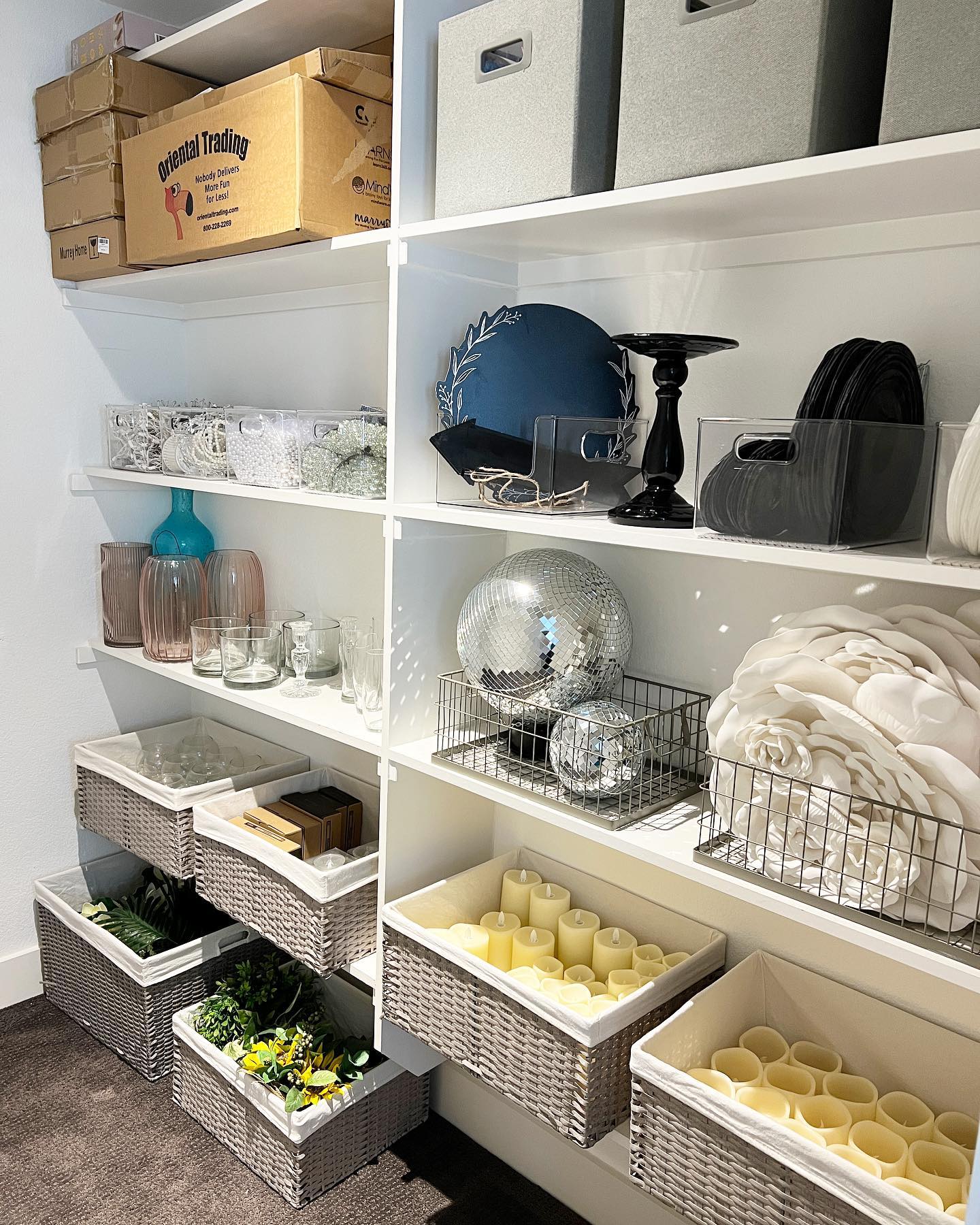 Spent the morning getting this party pantry ready to party 🎊. My client had a terrible move-in experience, there was stuff shoved in the wrong places in every room. We’ve been working through this closet and the homework room today. So much fun getting all of the party supplies in order, and then all of the other things to their proper places. Homework room photos to come 👍🏻