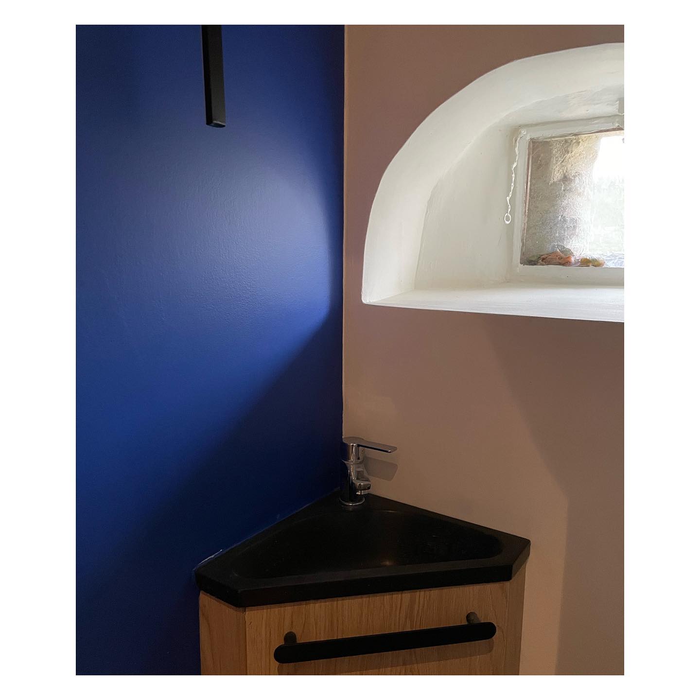 Le petit coin bleu… Manoir du XVe en Normandie… #chantier #renovations #deco #design #decoration #decorations #decorationinterieure #decorationinterieur #decorateur #decorateurs #décorateur #renovation #maisondecor #inspiration #architecture #decos #agencement #embellissement #ameublement #designer #ancien #interieur #interieurs #maison #maisonspierre #cosy #madecoamoi #maisonmode #decoaddict #interior4all