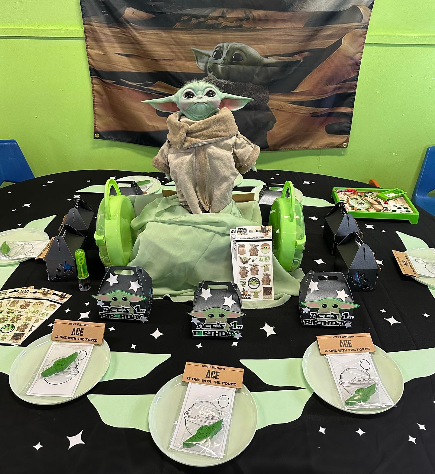 kids table: where all the funs at 💚✨
.
.
.
#psyoureinvited #eventplanner #eventdesign #sandiego #starwarsparty #1stbirthday #partyideas