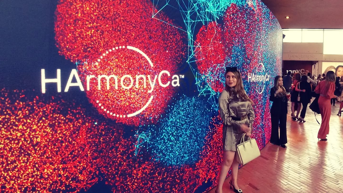 Escultura digital reactiva en pantalla Led curva gran formato.
Las partículas reaccionaban al movimiento de las personas que caminaban frente a la pantalla, mezclando los 2 colores del producto generando coliciones y dinámicas en tiempo real con un resultado visual artístico con movimientos orgánicos y fluidos.
Agencia: Geometry Colombia
#digitalesculture #realtimevfx #vinilolab
#60fps