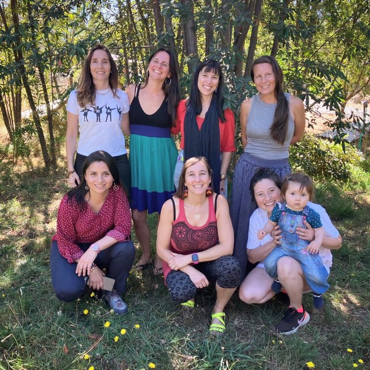 ✨ ONG ALERCE ✨
Somos 8 mujeres amantes de la naturaleza. Somos amigas, madres, hijas, nietas, trabajadoras, apasionadas y apañadoras. Cada vez que logramos juntarnos es una fiesta. 🎉 Esta vez celebramos que nuestra querida @marian.lutzky se incorpora oficialmente al directorio de ONG Alerce. También nos juntamos a tramar lo que se viene este año 😎 ¡El 2023 se viene bueno!
Extrañamos a nuestra embajadora @science_rocks_by_dr.n . Ojalá que nos volvamos a ver pronto!!
#mujeres #educacion #educacionambiental #ong