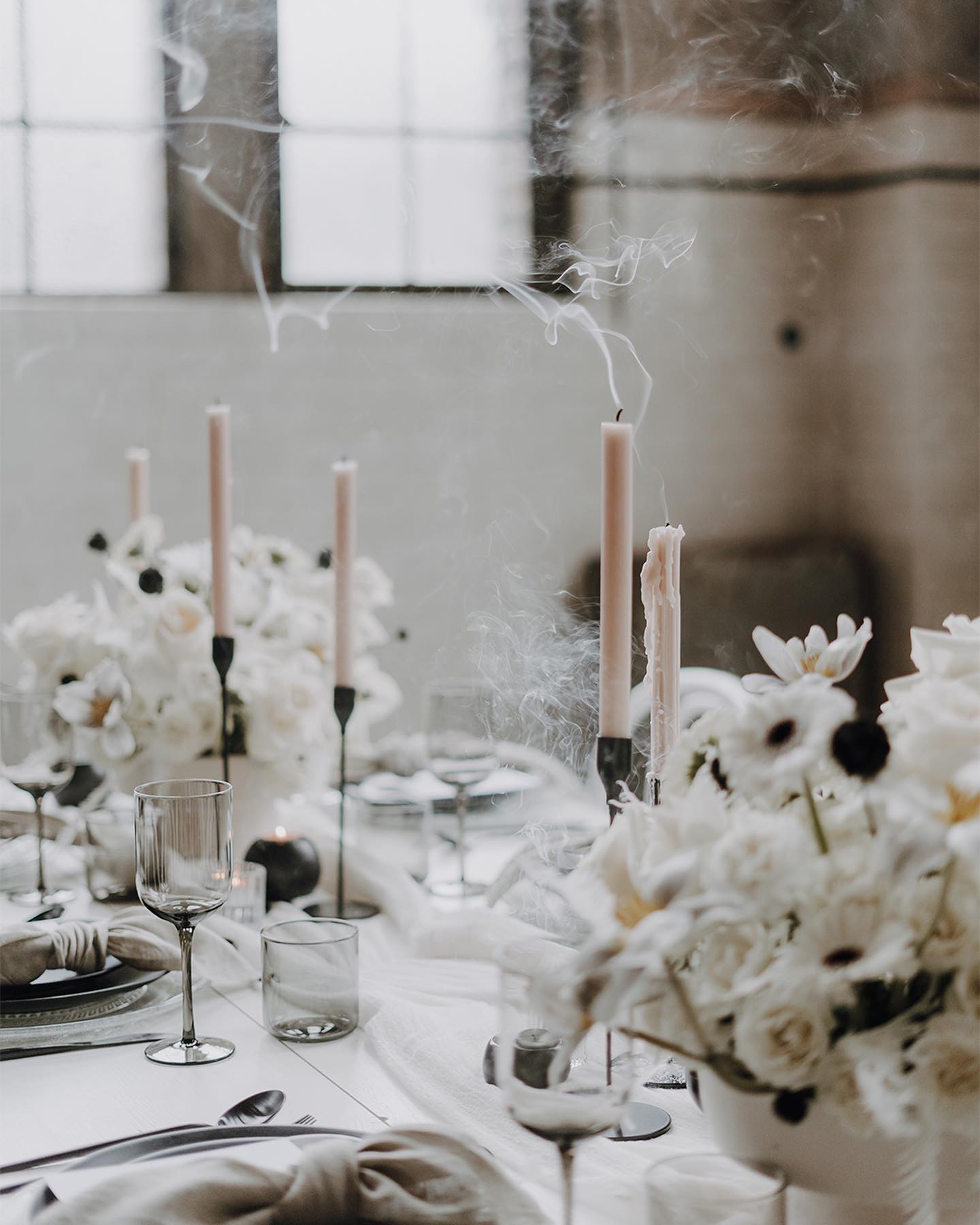 Liebe dieses Setting einfach 🥹
Danke an das super Team aus so vielen tollen Menschen - was ihr an dem Tag auf die Beine gestellt habt, war ein Traum ✨
Planung/Konzept/Organisation: @forever.always.weddings, @detailverliebt.verleih
Location: @altemaschinenhalle
Dekoration: @detailverliebt.verleih
Mobiliar/Backdrop/Neon-Sign: @nimmplatz
Floristik: @yano_design_studio
Papeterie/Sitzplan/Willkommensbanner: @traufabrik
Ringe: @_trauringzentrumwirtz
Brautkleider: @malia.bridal
Anzüge & Herrenaccessoires: @hochzeitshaus_struck
Torte & Sweets: @tortenatelier_radevormwald
MuaH: @sonjaschwarzarbeit @sonjaschwarzinweiss @so4beauty
Couple: @jxhanna_kr & @jan.apo by @sonjaschwarzarbeit & @sonjaschwarzinweiss;
@ninala_la & @anjo2305 by @so4beauty
Bridesmaids: @inna.ler by @so4beauty; @jessi_17_2 by @sonjaschwarzarbeit & @sonjaschwarzinweiss
Besteck & Gläser: @butlers_com
Zuckerwattemaschine: @barnane_mietmobiliar
Schmuck: @la_chia_style
#styledshoot #weddinginspiration #wedphotoinspiration #authenticlovemag #hochzeitsdeko #hochzeitsfotografie #wedding #lightloovers #tablesetting #modernchic #loveandwildhearts #hochzeitsfotograf