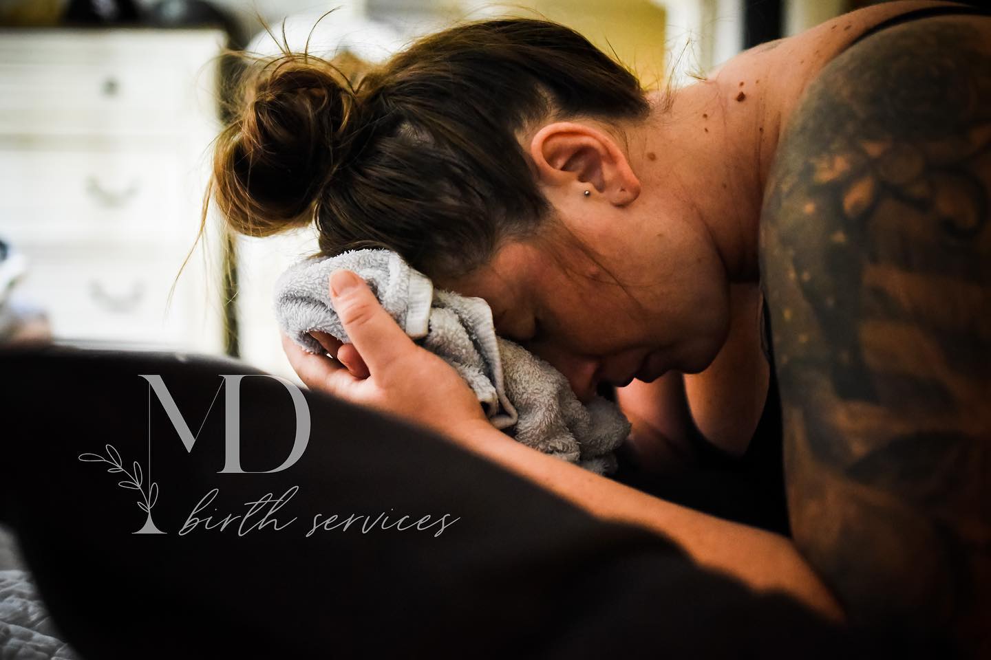 Birth story part 1: I drove the hour drive out to their home on a beautiful summer day. She’d been laboring with her family for awhile and was ready for me to join them.
💛
She was laboring so beautifully & confidently when I got there. Eventually, it was time to call for the midwife. We filled the birth pool, she got in and what she needed in those moments were reassurance & the coldest rag we could find. So we had the bowl of ice, alternating rags in and out of it, keeping her cool and confident and we stayed close to her.
💛