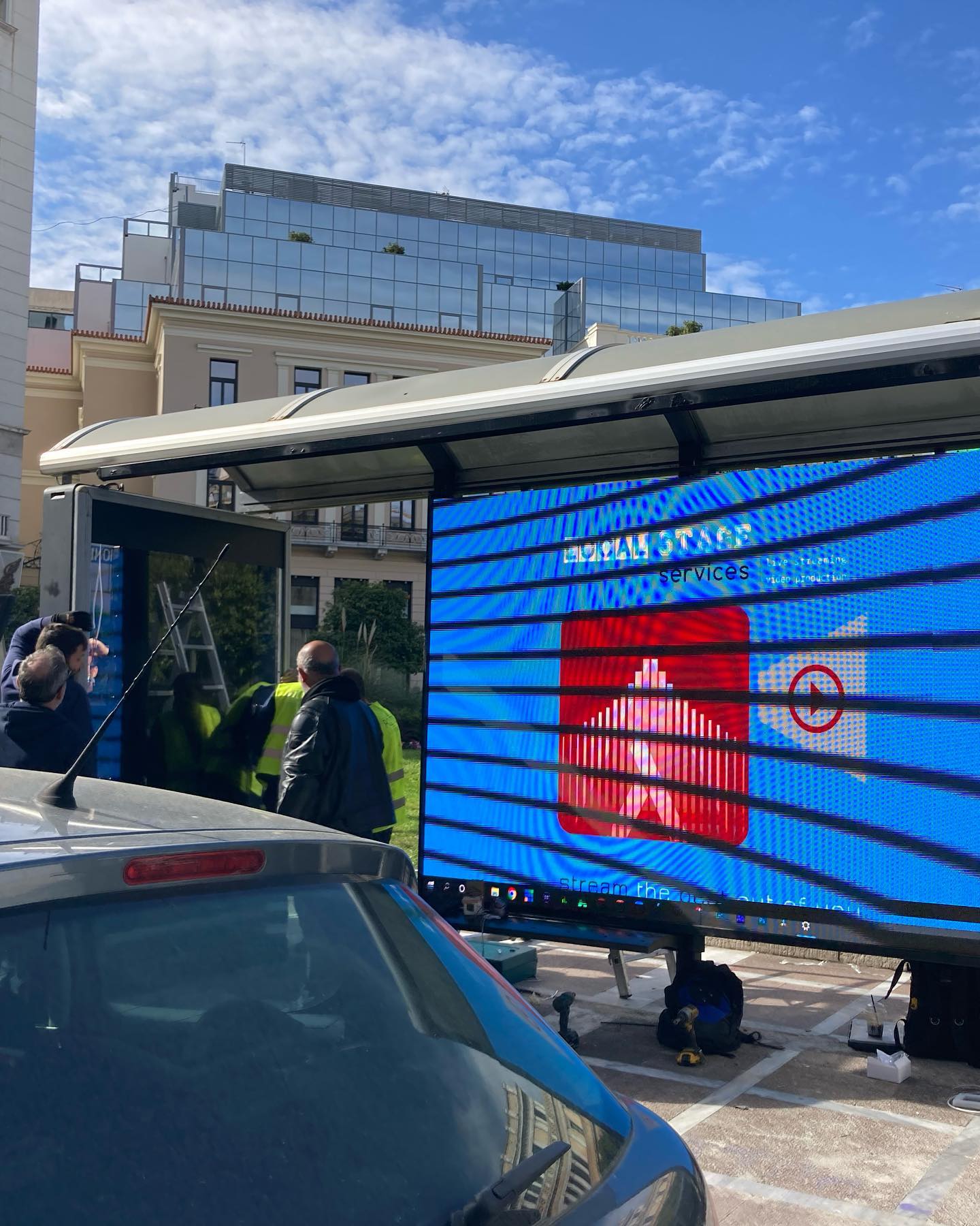Τώρα και σε στάσεις!
😂😁
#videoinstallation #cocacolagreece @thinkplus_advertising