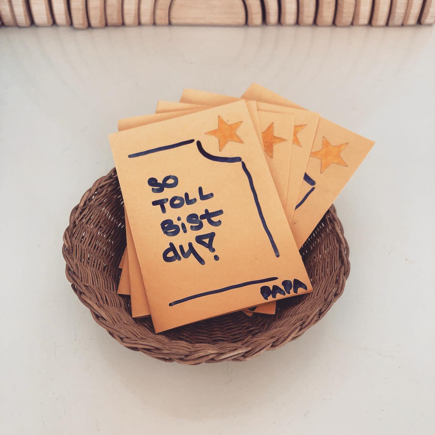 „Ermutigung ist die Kraft, die das natürliche Wachstumspotenzial in Kindern, Jugendlichen und Erwachsenen zur Entwicklung bringen kann.“
- Jürg Frick
Letzten Dezember haben wir im Kindergarten ein Adventsritual gemacht, wo die Klasse dem Adventskind Dinge sagt, die man besonders toll an ihm findet. Auch bekannt als „warme Dusche“. Wir mussten zuerst ein bisschen üben, aber dann kamen da ganz tolle Sachen von den Kindern. Wir schrieben diese Ermutigungen in ein kleines Kärtchen und die Kinder durften es nach Hause nehmen.
Eine Mutter erzählte später, dass ihr Sohn jeden Tag mit der Karte durch die Wohnung marschiere und strahlend die Dinge aufzählte, welche über ihn gesagt wurden ☺️.
Ich habe die Idee auch mit meiner Familie umgesetzt und gemerkt, dass man mit so einer Ermutigungskarte gleich zwei Fliegen auf einen Schlag hat: Ermutigung für jede:n und zugleich die Förderung des Gemeinschaftsgefühles.
Und was ich auch wieder einmal gemerkt habe; wie schön es ist, wenn man selber Komplimente und Ermutigungen gesagt bekommt 🙃.
.
.
.
.
.
.
.
#ermutigung #mut #individualpsychologie #lebenmitkindern #lebenmitkind #alltagmitkindern #elternsein #eltern #elternschaft #gefühleernstnehmen #parenting #parentingtips #parentingstyles #momlife #mamansuisse #maman #momof3 #selbstwirksamkeit #elternleben #gefühlsarbeitmitkindern #mama #mami #mamá #gemeinschaftsgefühl