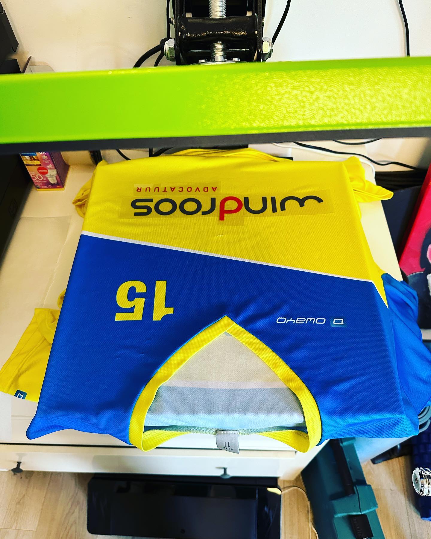 Heren 1 van Sporting Zandvoort heeft een shirt sponsor @windroosadvocatuur. Alle shirtjes zijn bedrukt en klaar voor vanavond. #sportingzandvoort #zandvoort #volleybal #nevobo #matchday #windroosadvocatuur