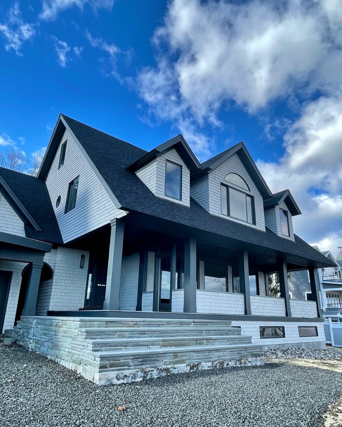 Putting the finishing touches on our Linden Shores project!
#simmonsquality