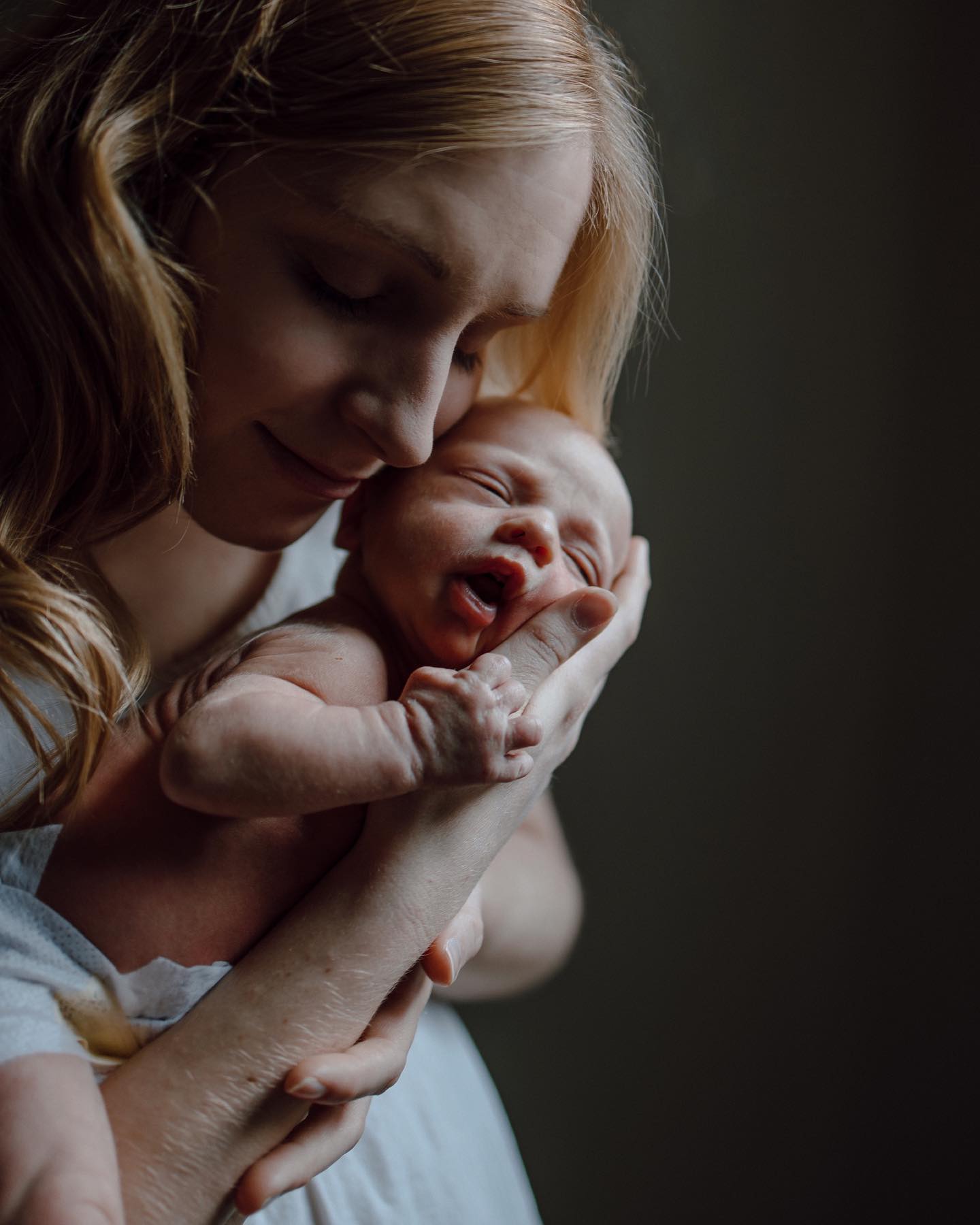 Moments with Mom🫶👸
#itsagirl🎀 #newmommy #girlmom #newbornphotography #newbornsession #newbornphotoshoot #floridaphotographer #flphotographer #newfamilymember #babyphotos #louisvilleky
