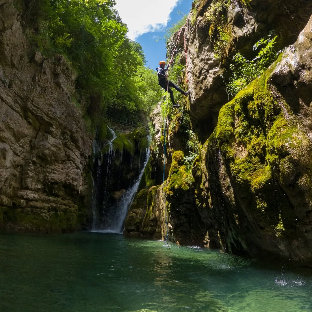 📢 ¡Nueva temporada! New Season!
Con la primavera damos comienzo a una temporada más de barrancos, en Aínsa capital Europea del canyoning! 💚
Os esperamos con los mejores barrancos familiares de España, los barrancos más bonitos para iniciarse y con los descensos más extremos de la zona! 🤘
Y si el barranquismo te parece poco, consulta nuestras otras propuestas: Vías ferratas, kayak, rafting, senderismo con 4x4...
Booking: www.wearecanyoneers.com
#ainsa #ordesa #huescalamagia #barranquismo #boltaña #aragon #Huesca #ordesa #pyrenees #pyreneeen #torla
