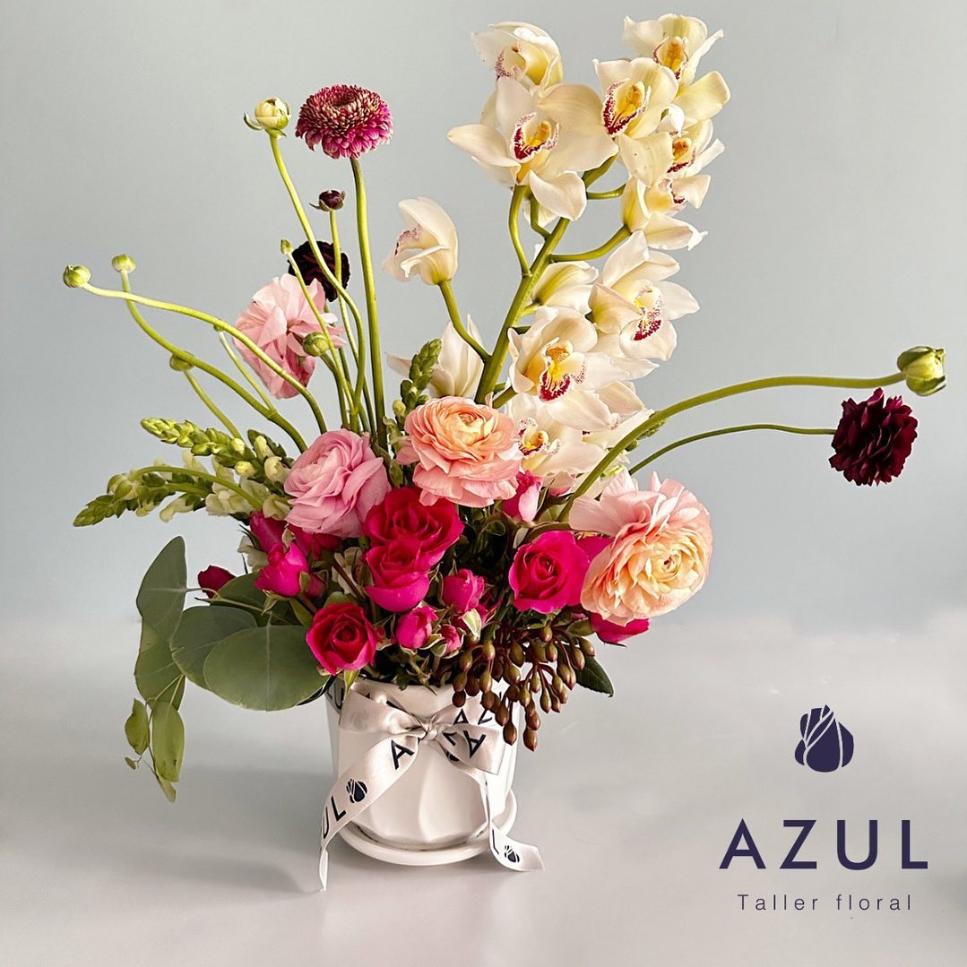 T E A M O - De mis flores preferidas, los RANÚNCULOS. Representan ese amor genuino, ese amor intenso. Se destacan por su delicadeza, se dice que su origen es de Europa y Asia, especialmente de Italia.
Si quieres enamorar no dudes en pedirlos.
Aquí lo acompañamos con una orquidea y hacen un match increíble.
#arreglosflorales #floresbogota #regalospersonalizados #floristeriabogota