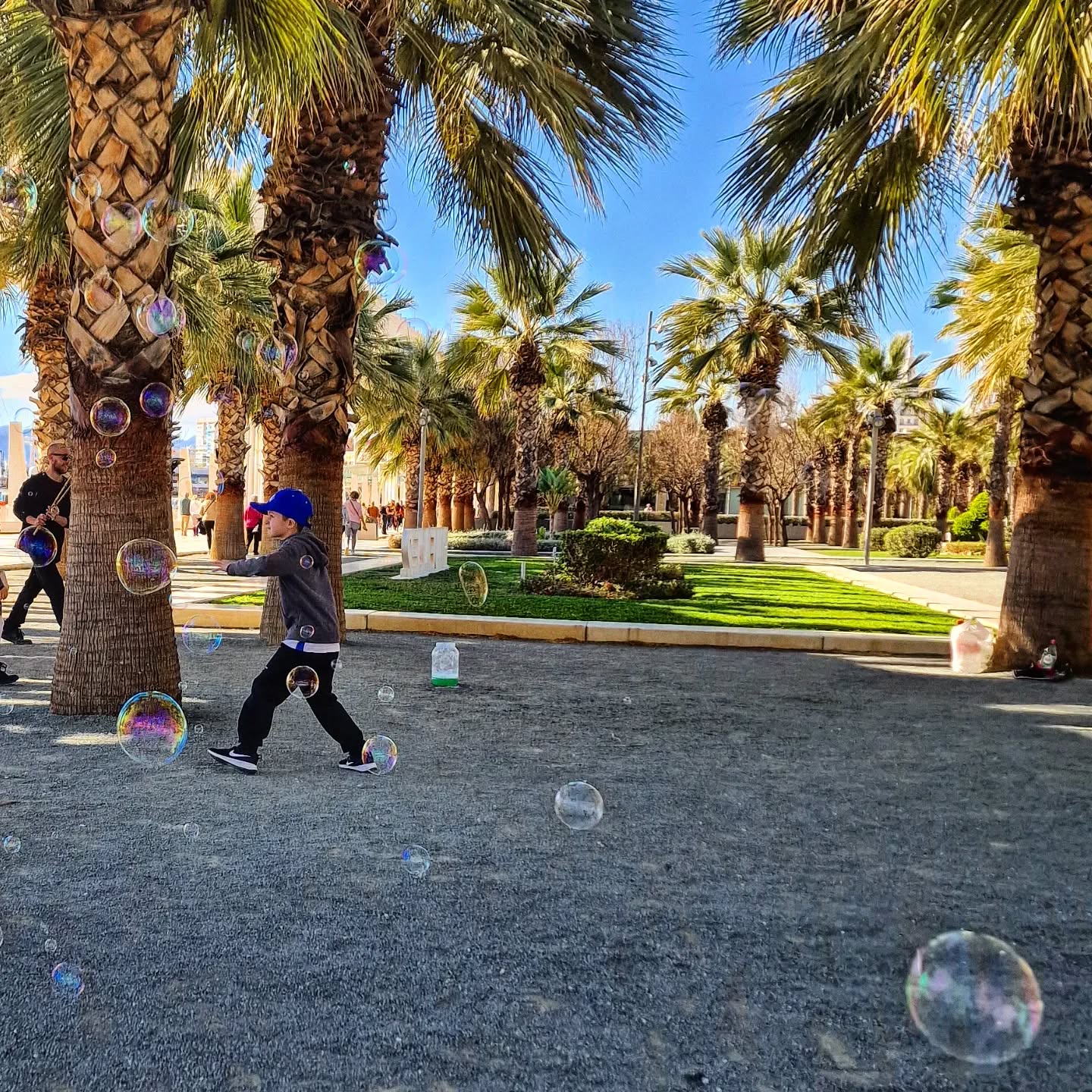 📍 Muelle Uno Playground
🪩 Soap Bubble chase 🏃♂️
.
.
.
.
.
.
.
#lovingmalaga #malaga #malagalife #malagaturismo #malagaspain #málaga #malagatoday #andalucia #ckmalagalife #ok_malaga #ok_andalucia #españa #spain #estaes_malaga #visitspain #visitmalaga #costadelsol #palmtrees #photosofmalaga #malagaconacento #spain_all_pics #soapbubbles #summervibes #travel #travelphotography #livelovespain #latemalaga #enamoratedemalaga #objetivoandalucia