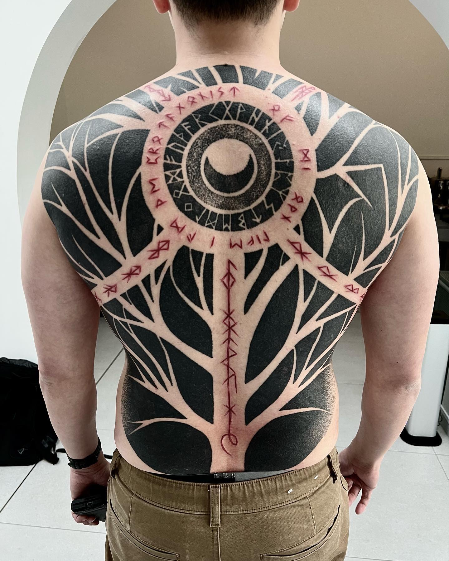 Almost done on Rui ! To the ass we go ! #blackwork #treeoflife #nordic #tattoo #tattoos #ink #singaporelife #singaporetattoo #oddtattooer @bheppo products !!
@crown.sg machine was used in some parts ! @pantheraink was definitely used