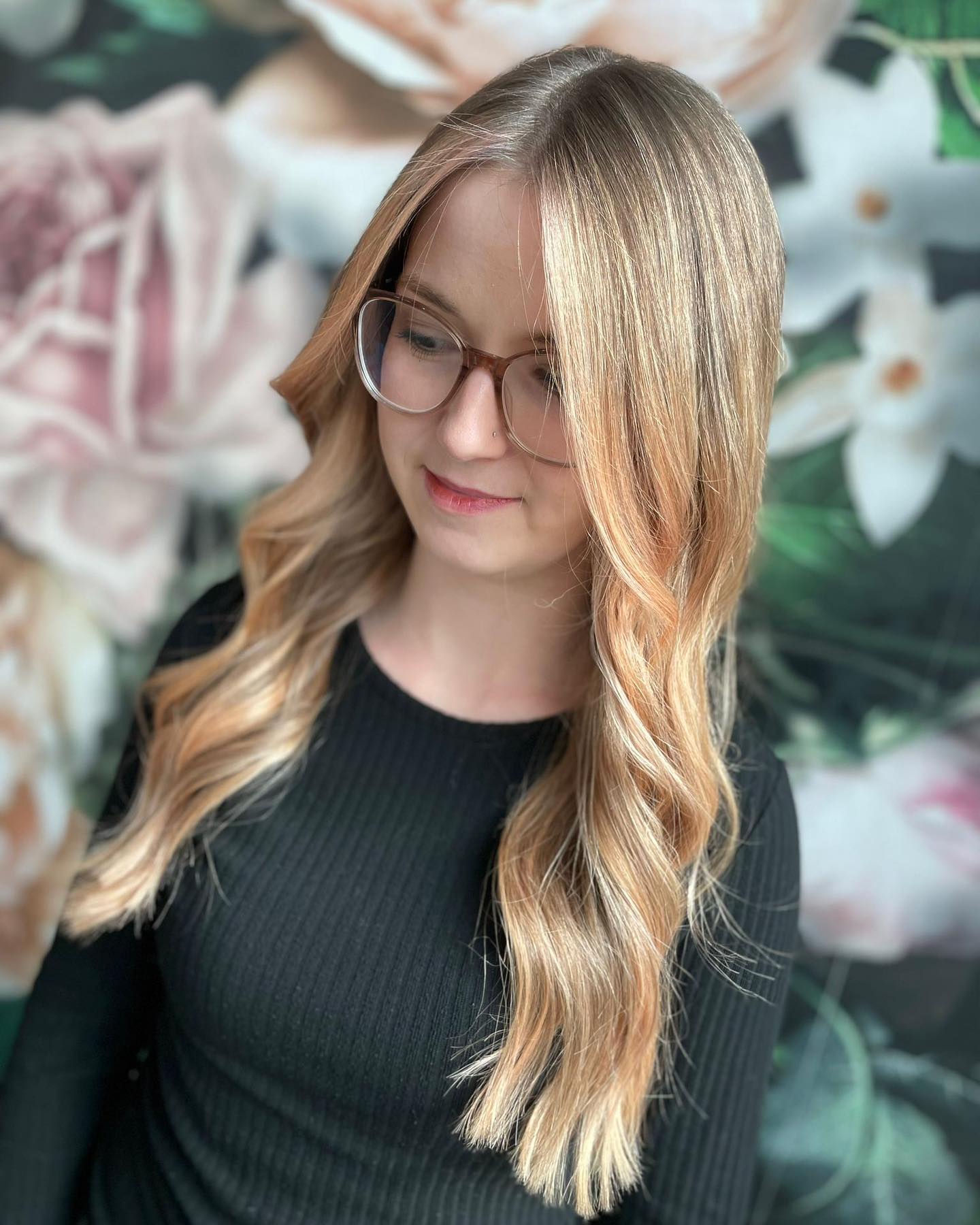 Lasset den Frühling kommen 💫
@aline.kopfkuenstler
#hairstyle #hairwork #haircolor #haircolorist #blonde #blondehair #hairdresser #newflag #evo #hairdressermagic #hairgermany