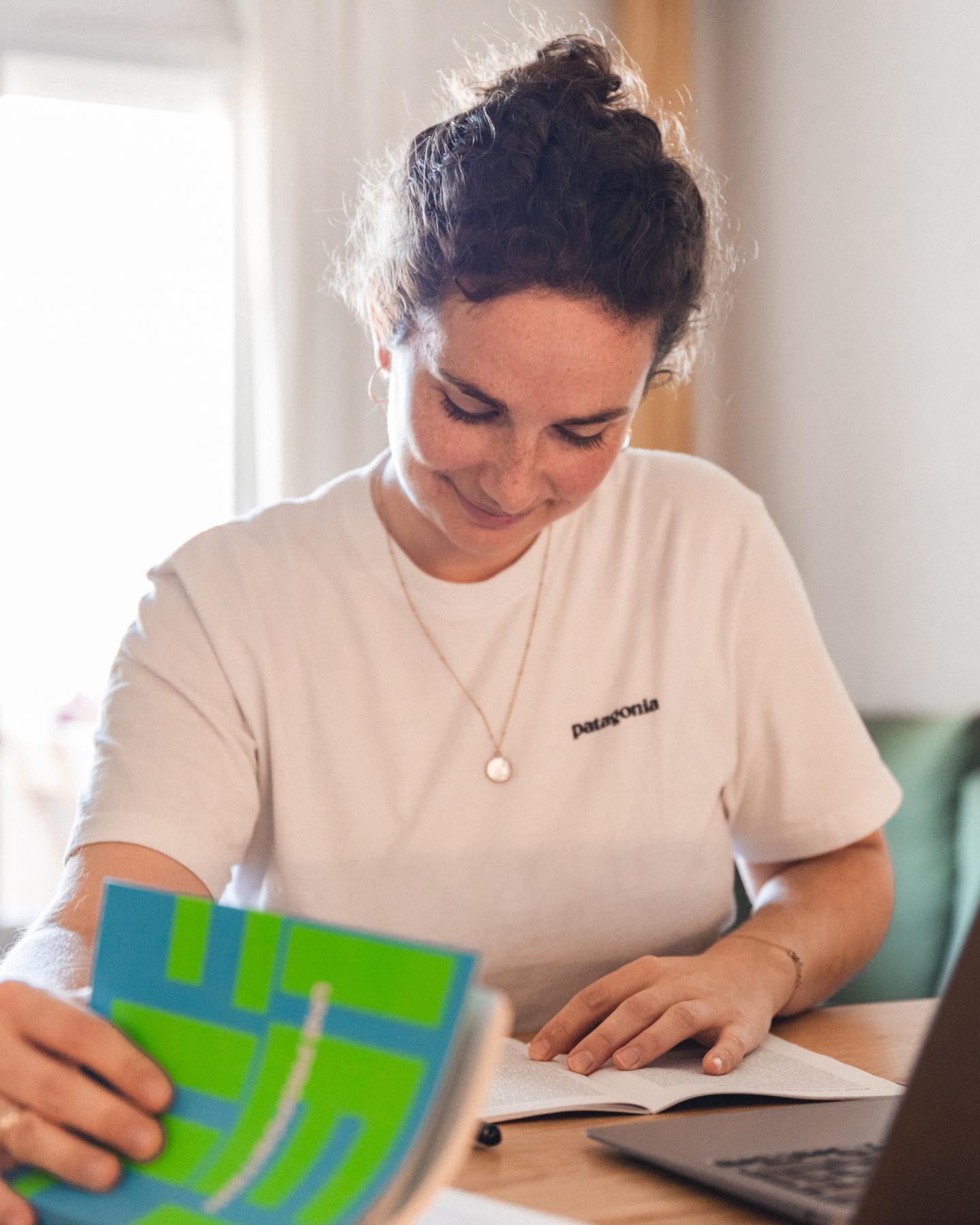 Pour illustrer le temps passé derrière mon bureau, une photo de @valentine.chauvin prise lorsque je travaillais sur les enjeux du corps et du féminin, pour la création de la marque @studioplurielle.
Ce temps de travail est un temps d’imprégnation où je lis beaucoup et regarde beaucoup. Des essais, des articles, des romans, des journaux, des magazines, des podcasts, des émissions, des documentaires, des longs-métrages, des courts, des séries, des vidéos, des illustrations, des études, des thèses, des propositions comme celle de @marie_kock avec #vieillefille qui est mis en scène sur cette photo, pour les couleurs de la couv bien entendu, mais aussi et surtout pour son contenu essentiel, juste et salvateur.
Merci Marie 🌱
C’est une veille sur tous les fronts, de tous les contenus, sur les thèmes que je travaille à l’instant T. Une veille qui nourrit ma culture et mon travail pour produire des contenus et des stratégies fondées.
Comme vous savez c’est un autre thème qui m’attend pour ces prochains mois : le bricolage ! Et je commence cette semaine le travail de bureau, n’hésitez pas à partager vos références. Et j’ai déjà lu l’article du Parisien sur WD-40 grâce à @felix.felix.feliks ;)
Ce que vous ne savez pas c’est que je travaille aussi en parallèle sur un nouveau sujet où se mêlent innovation et industrie et cela m’a mené à regarder le documentaire @generalmagicmov , un concentré d’inspirations pour ce nouveau projet de film pour ce nouveau client.
Sur ce, bon lundi !
#veille