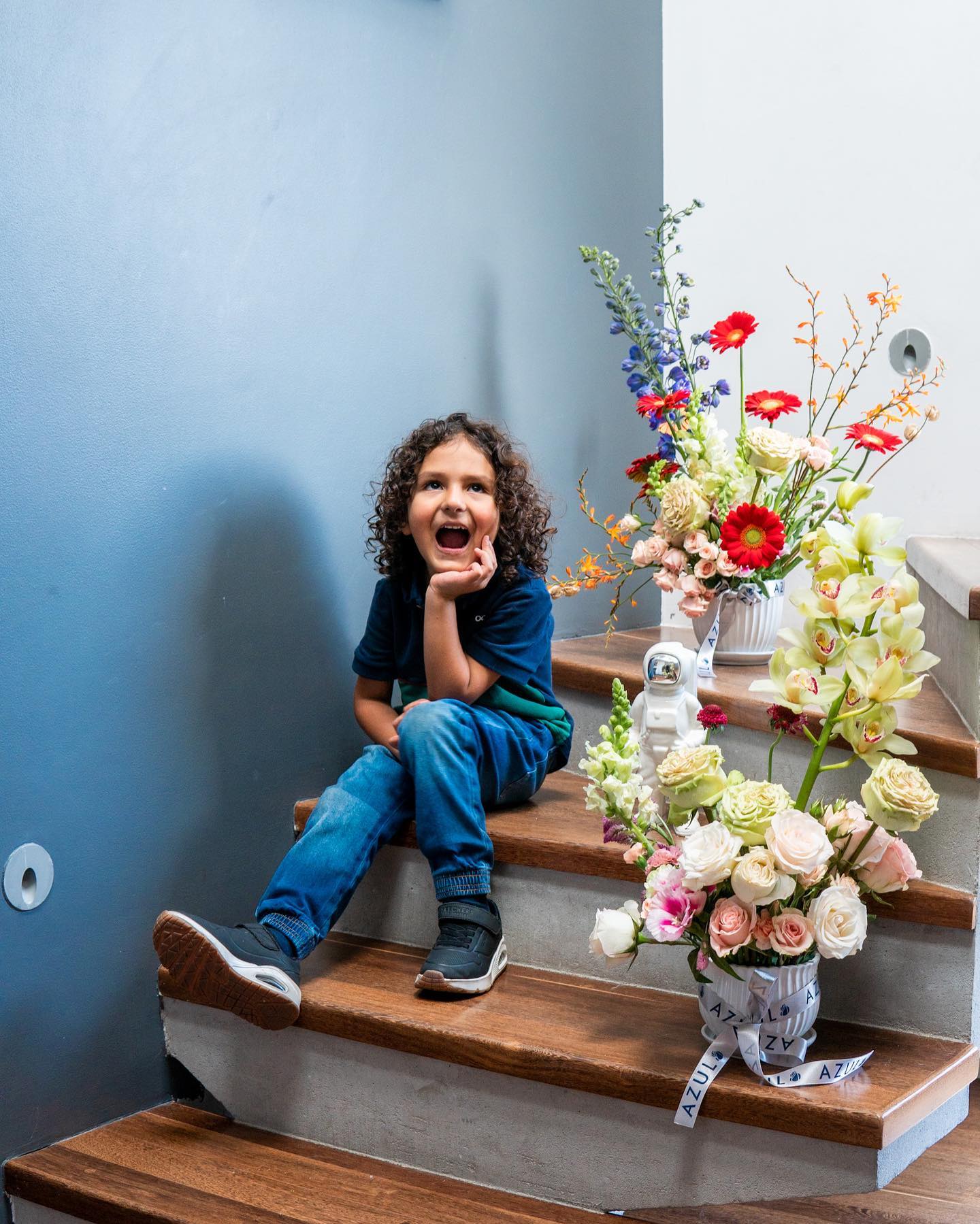 TU NIÑO INTERIOR - Todos llevamos dentro el niño que fuimos, esto nos permite tener un equilibrio emocional y mantener sana nuestra autoestima.
Nuestras heridas emocionales en nuestra infancia deben ser solucionadas para tener es niño sano.
Trata de comprenderte cuando sientas emociones negativas, pregúntate por qué te sientes así y se compasivo contigo mismo, consiéntete y deja fluir tu tristeza, tu miedo, tu ira, porque son emociones naturales del ser humano. Se consciente de ello y dale un vuelco para volverlos positivos.