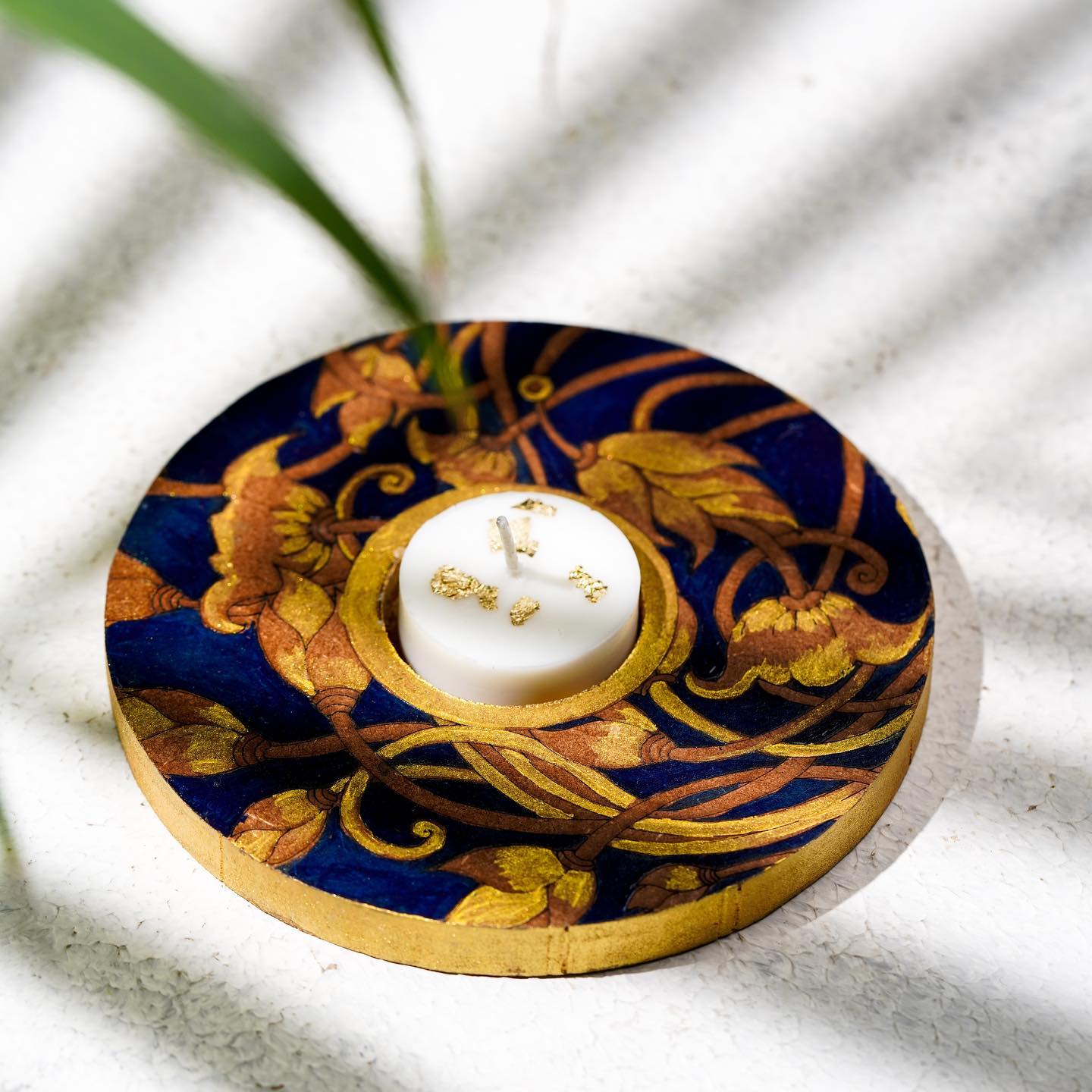 Add some warmth to your home decor with this gorgeous candle stand! Handcrafted with love, it’s the perfect way to create a soothing ambience in any space.
#handmade #artykase #candles #candlelover #candleholder #beautiful #handpainted