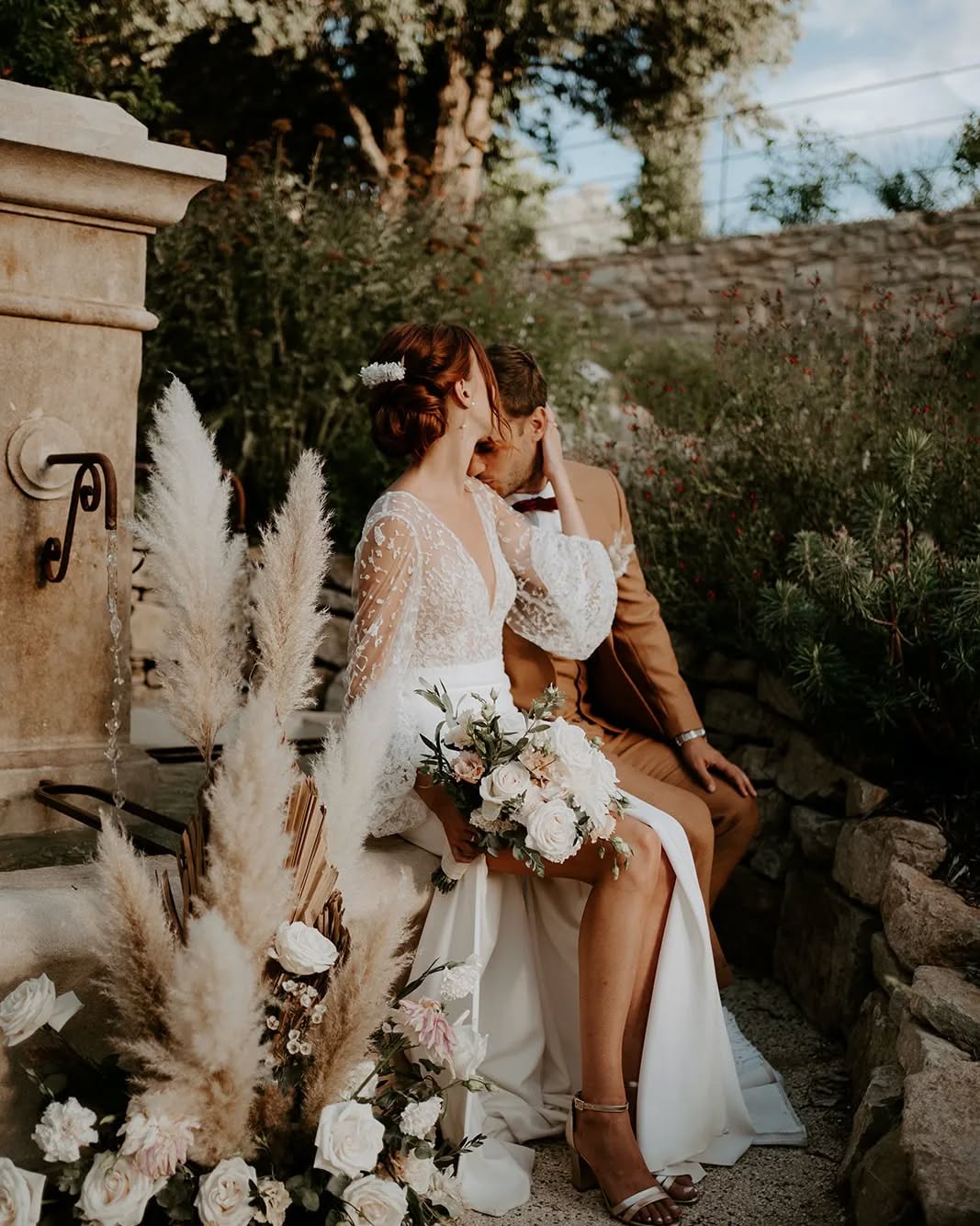 Instant à deux vers la Fontaine de la place de village....Le Domaine regorge d'espaces authentiques et fleuris où il fait bon se poser en amoureux.
Photographe : @laurineblly
Lieu @domainedevalbonne
Traiteur: @lavallerguetraiteur
Mise en beauté : @elodybliss
Musique : @le_bac_a_vinyles
#mariageenprovence #fontaine #fontaineprovençale #hameau #provence #provenceoccitane #provencewedding #provenceweddingphotographer #lieudexception #weddingprovence #saintpauletdecaisson #gard