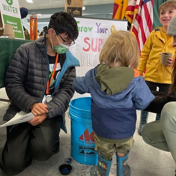 #ProjectSuperPlants 🌱 ran a booth at the North Bay Science Discovery Day in Santa Rosa. What an exciting and inspiring day!
We engaged 1000 visitors and planted carbon-sequestering Super Plants with 350 kids, growing 3000+ native California Melicgrass seeds. Families learned about the science behind Super Plants and planted their own in compostable pots to transplant into home gardens.
Teachers, if you are interested in running a classroom session or growing Super Plants, click the link in our bio!
#superplants, #northbaysciencediscoveryday, #nbsdd #bayareateachers, #climateeducation, #ourechochallenge.