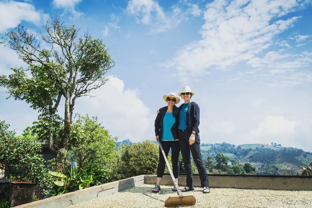This is a photo of a farm where some of the best coffee in the world is produced. A Colombian coffee farm. You can live this experience when you are in Colombia. We invite you to discover this magical country by bicycle in one of our Tours.
#biketours #bicycletour
#colombia #fahrradtour
#coffeetour #rennradtour