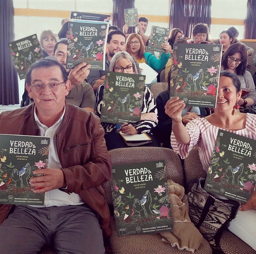 La revista Verdad & Belleza 2022 ya está en las escuelas rurales de Valdivia 🔥.
Entregamos la revista durante la primera reunión del microcentro del DAEM Valdivia, en la que se expusieron los distintos planes y programas que acompañarán a los establecimientos rurales este año.
Gracias @valeriaochoahinrichsen por representarnos en esa instancia.
@daem_valdivia @munivaldivia
#rural #escuela #escuelarural #revista #educación #naturaleza