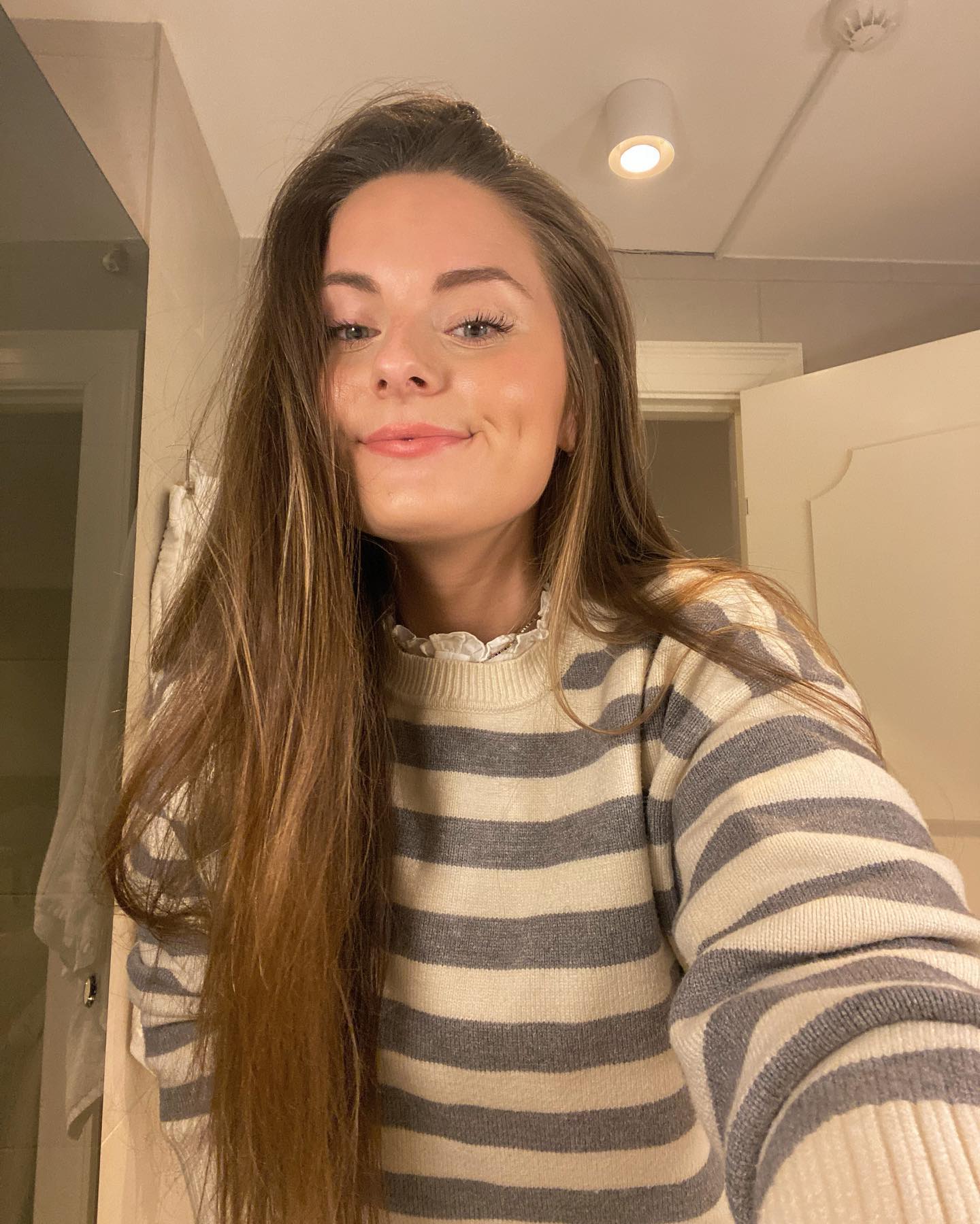 24 hours in Copenhagen with @alustre_official and @modusbpcm 💅🏼 V gorgeous new brand featuring nail polish, hand care and fragrance (so far). They have six glitter/shimmer top coats giving iridescent/chrome effects; far more chic than any top coats I’ve seen before. The hand care is some of the most elegant (formula, packaging) I’ve used too (and I’ve tried a lot). Super interested in this move towards luxury manicures and hand care — I’m obvs all for it. #presstrip no obligation to post