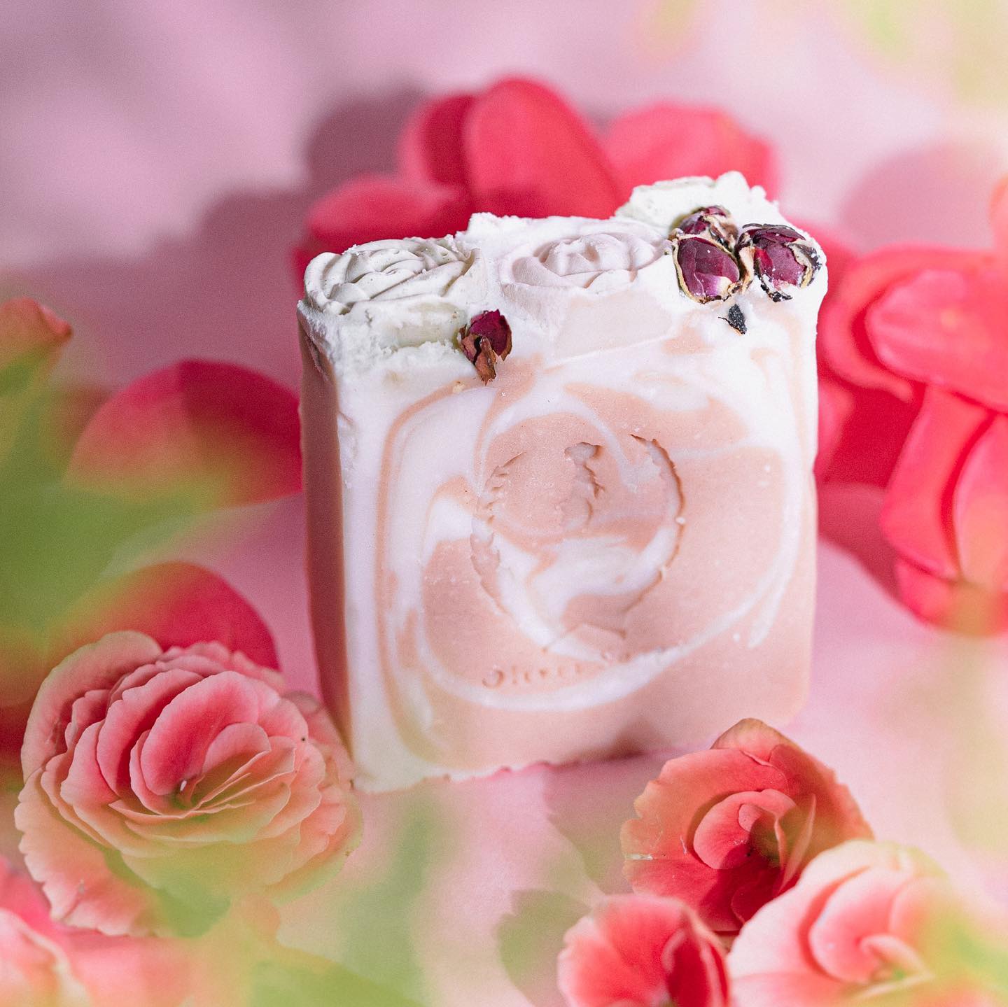 Ciaoo!!
Come state? Se avete ricevuto la niusletter oramai saprete che ho scoperto (a quasi 40 anni) I FIORI!!
Vi volevo chiedere una cosa, dato che sono certa che ne sapete molto di più di me…
Quali sono i fiori che secondo voi NON POSSONO mancare in un giardino? 💜
(Ps: in foto il sapone Spring Vintage Rose limited edition)
.
.
.
#spring #springsoap #saponeallarosa #saponealgeranio #saponeartigianale #saponefattoamano #oliessenziali #soaplovers #naturalsoap #argillarosa #ingredientinaturali #saponeinregola #oliviasoaps #fvg #saponesolido #saponetta #soapwithlove #smallbusiness