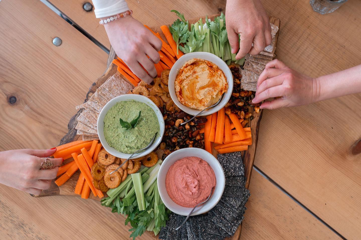 Sharing is caring ๐ humus three ways, cruditรฉs.
๐ธ @iamtimchung
#retreatkitchen #retreatchef #yogachef #yogafood #plantfood #plantbased
