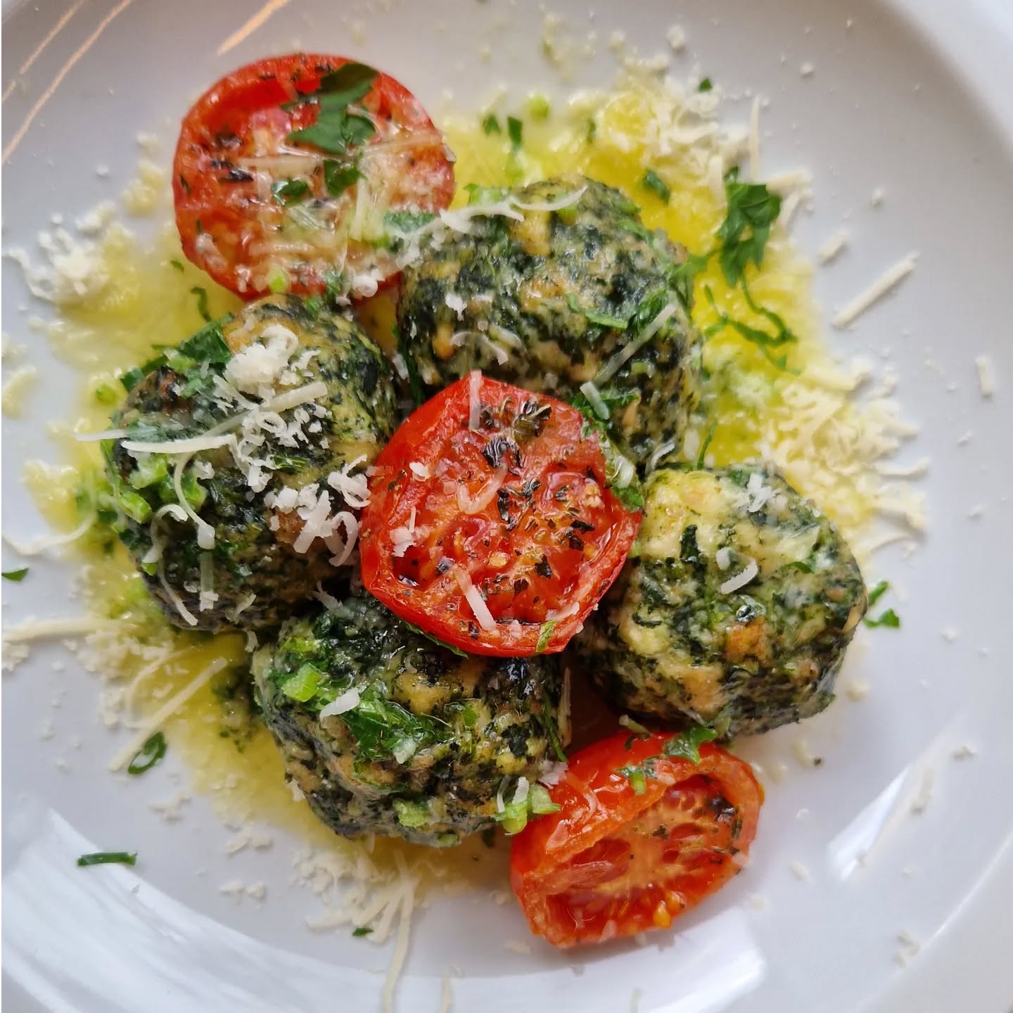 Tyrolské špenátové koule, máslo, rajčátka, parmezán