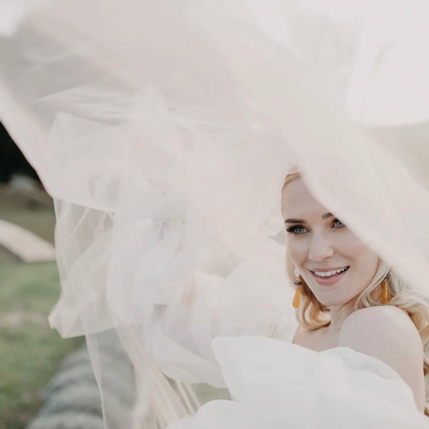 Il y a quelques jours le Domaine de Valbonne accueillait la Master class photo&vidéo de @beatrice_thequirky @jeremie_thequirky et @sony.france
3 jours d'aventure humaine et professionnelle comme nous les aimons. Quand @justinegala.wp nous contacté pour ce projet nous lui avons fait confiance les yeux fermés et avons eu la chance de connaitre sa fameuse dream team de petites fées bienveillantes et hyper professionnelles :
Orga: @justinegala.wp
Décors: @audrey_unjourparticulier
Fleuriste: @audreyvkbfleuriste
Robe: @alma__real
Costume: @maisongeraci
Make up: @madamelamarquisemakeup
Coiffure & bijoux: @mmehair
Couple: @eva_mikulski & @pierregoons
Wedding cake: @lesdelices2gladys
Papeterie: @cm.branddeveloper
La Master était une vraie source d'inspiration pour nous tous !
Merci aux photographes @madamecoco_production @marie_brion @lilium_eleven_wedding @beatrice_thequirky de nous partager votre travail 🙏🙏