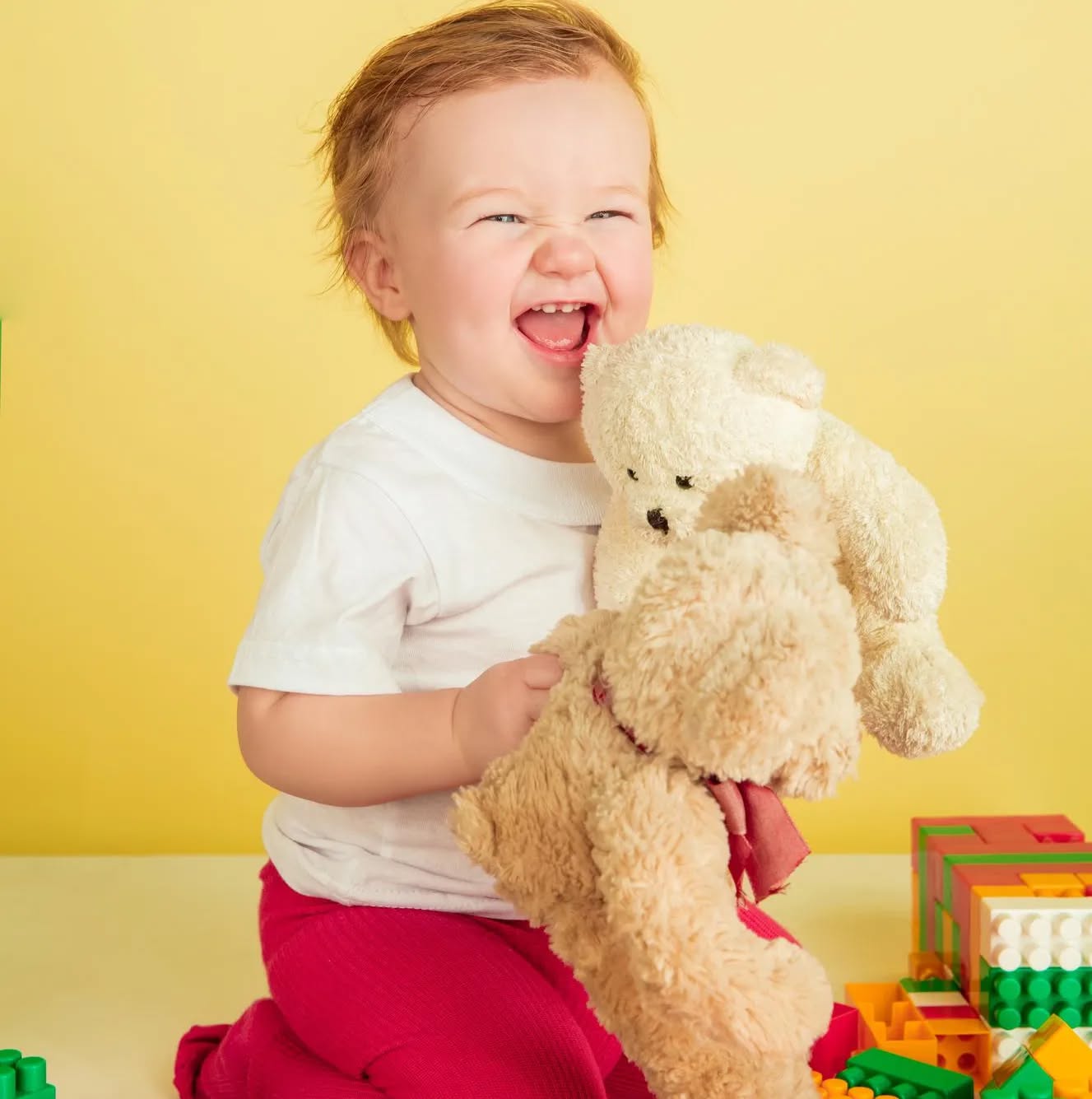 Kinder wissen genau, was sie glücklich macht!
Tipp Nr. 6: Kinder wissen meist ziemlich schnell, welche ihrer Spielsachen ihnen Freude bereiten und welche nicht. Diese Entscheidung als Elternteil zu respektieren, ist gar nicht so einfach. Aber wenn Kinder selbst über ihren Besitz entscheiden dürfen, gibt ihnen das ein Gefühl von Verantwortung. Und dadurch behandeln sie ihre Spielsachen auch mit viel mehr Achtsamkeit.
#kinderzimmer #kinderzimmerideen #kinderzeit #elternsein #glueckssachen #sparkjoy #konmari #mariekondo #konmariconsultant #magiccleaning #ordnung #ordnungscoach #ordnungsberatung #aufräumen #ausmisten #entrümpeln #organisieren #ordnungshilfe #linz #leonding #oberösterreich
Image by master1305 on freepik