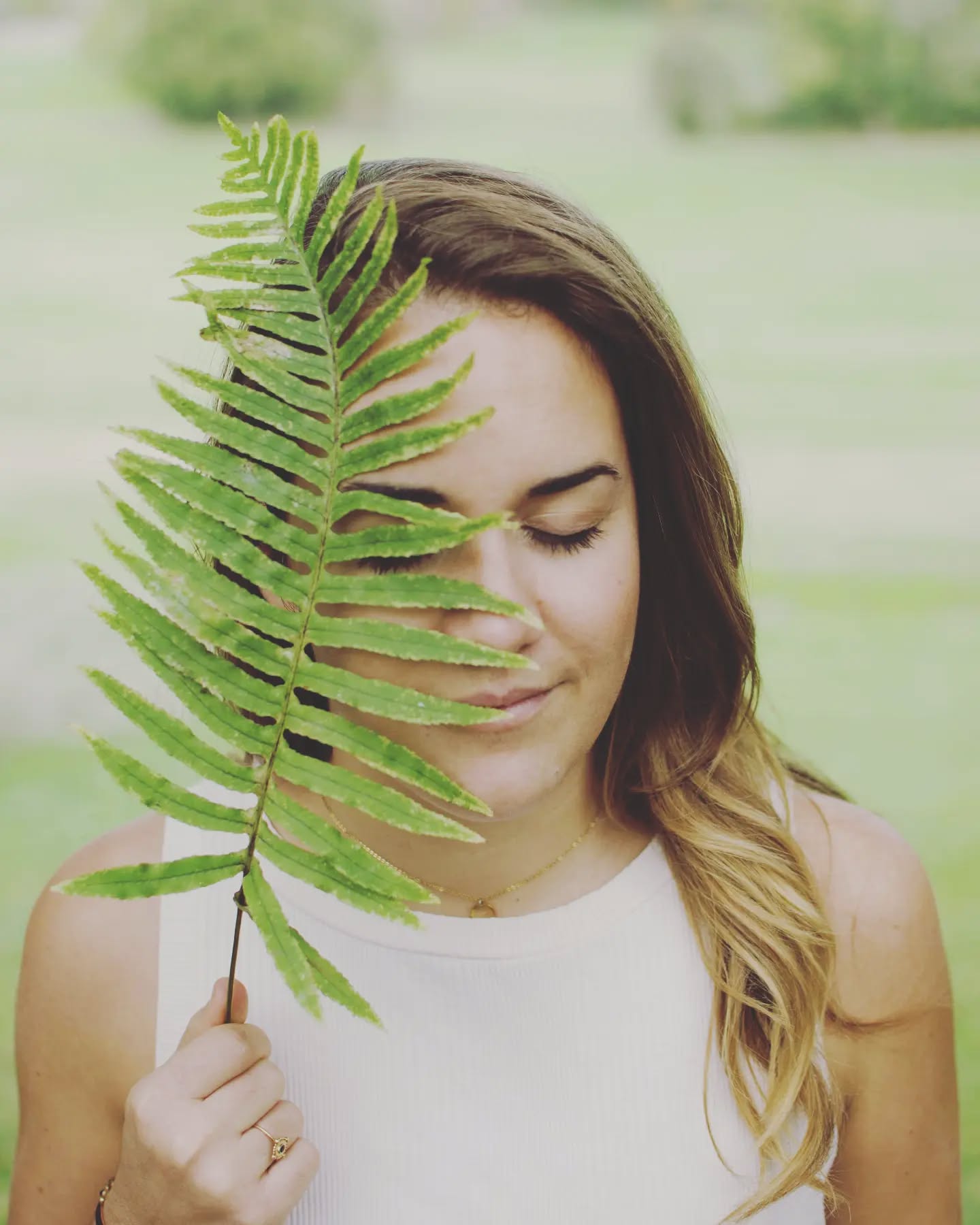 Et si on prenait quelques instants chaque jour juste pour nous, pour prendre le temps de respirer correctement...
Pour détendre nos muscles
Pour se recentrer sur nos pensées
Et si on se regardait avec plus de bienveillance.🫶
Au delà de vouloir corriger notre apparence, nos rides, notre relâchement grâce au yoga du visage, je crois qu'il est d'abord important de prendre des moments rien que pour soi.
C'est comme ça que j'accompagne en yoga du visage.
🐝 Je te propose des séances individuelles en accompagnement en visio
🌼 Plus d'infos en story ou directement par message
#breathe #soma #pranayama #prendresoindesoi #yogaduvisage #yoga #oxygene
📸 @anaisguyon.photo 🫶