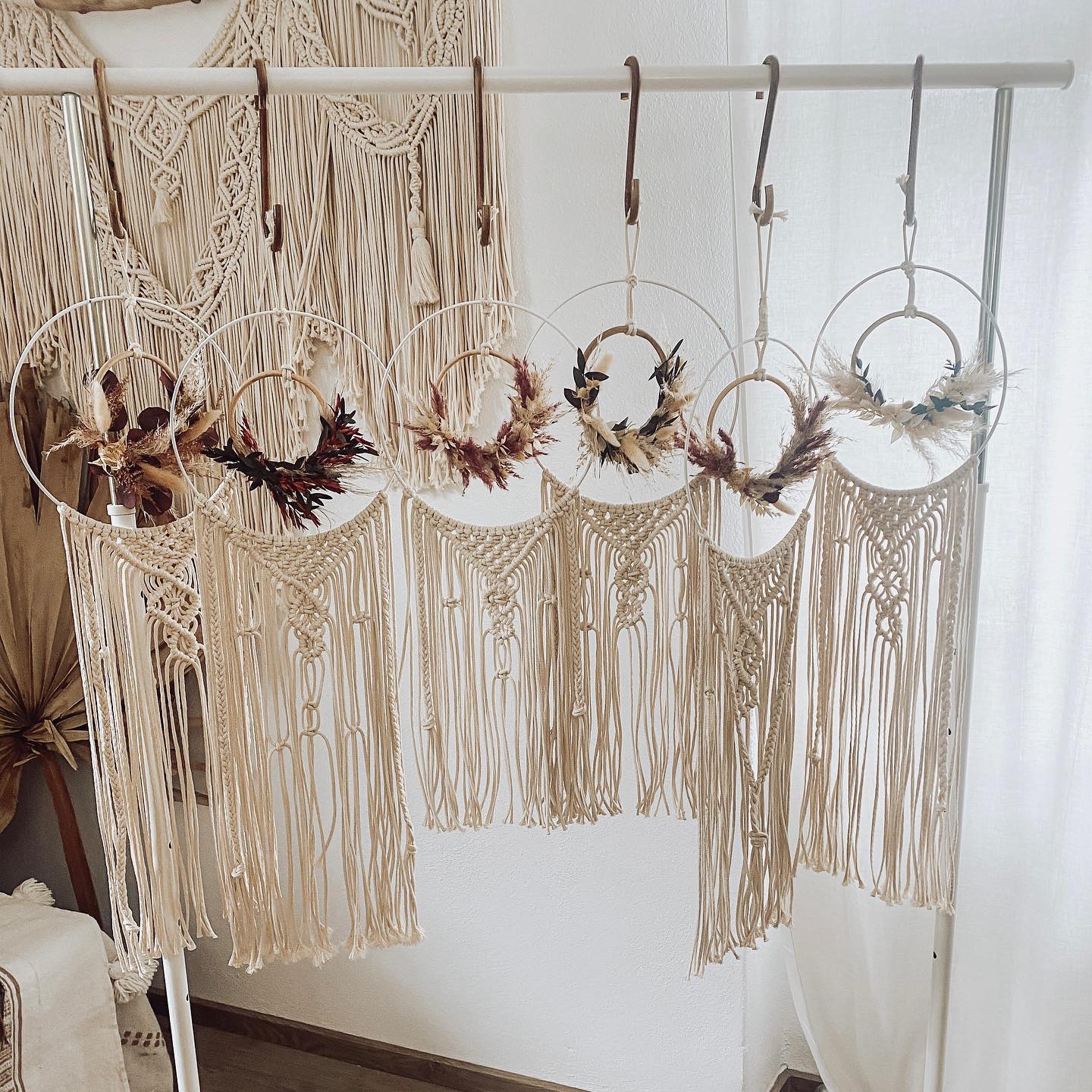 Kreativer Polterabend im Studio! 🤩✨ So eine liebe Gruppe hatte ich heute wieder beim Makramee Workshop. Jedes Mal entstehen ganz besondere Kunstwerke, jedes auf seine Art wunderschön. 🧡
Schreibt mir gerne, wenn ihr einen privaten Workshop als Gruppe buchen wollt. 😊
Nächster Makramee Flower Loop Workshop am 28.04.23 von 16:00-19:00 Uhr. Link in bio für mehr Infos.
#makrameeart #makrameeworkshop #polterabend #polternevents #kreativsein #frauenevent