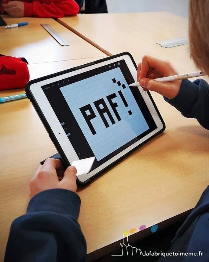 👾 BIM ! CLAC ! SPLASH ! PROJET EN COURS !
Au collège de Castillonnès, avec les classes de 4ème de M. Clerbois professeur d’arts plastiques :
👉 Nous avons commencé une mission de la plus haute importance : créer des bulles et des onomatopées qui seront ensuite brodées (par tous les élèves du collège)… en GÉANT sur la façade de l’établissement !
🖖 Grâce aux conseils avisés d'@emilieblabla_graphiste, les 4èmes ont créé leurs projets sur iPad avec l’application Procreate, comme des pros !
🧶 RDV fin avril pour deux journées d’installation et des milliers de noeuds !
#streetart #pixel #pixelart #pointdecroix #pointdecroixgeant #lafabriquetoimeme
