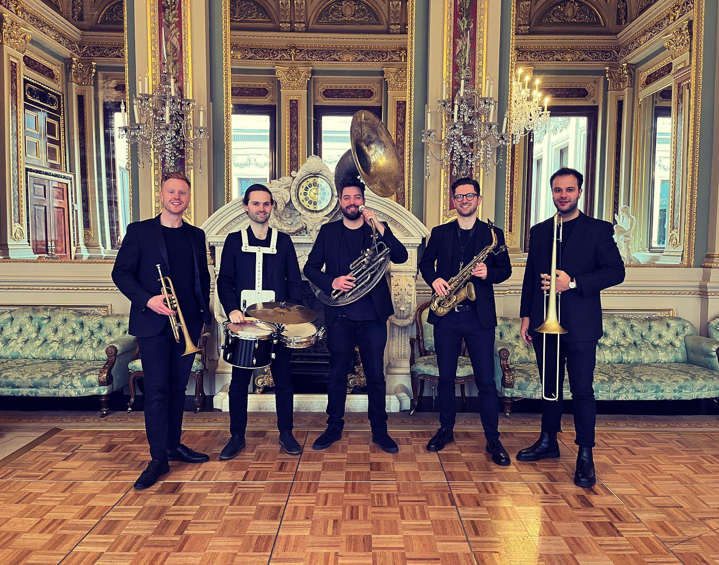 Not a bad dressing room at this wedding 👌
.
.
.
#TheLondonStrollers #RoamingBand #BrassBand #StrollingBand #AcousticBand #LuxuryEvents #LuxuryWedding #InternationalBand #London #EventProf #WeddingPlanner