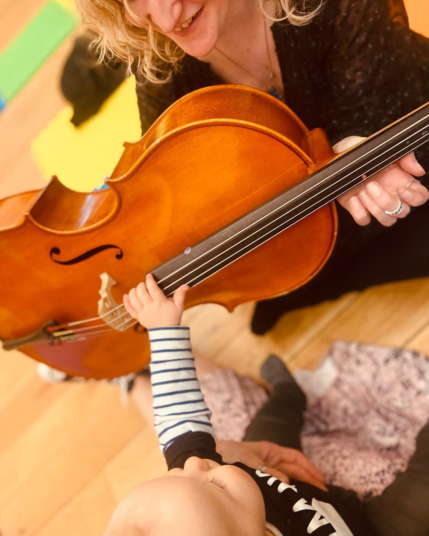 Our regular classes are taking a break for Easter but we still have ad hoc sessions to keep you & your little ones jamming through the holiday!
.
3rd April - post nap dance attack Parsons Green.
.
14th April - minijam gig, Clapham
.
19th April - minijam classes, Clapham & Southfields.
.
21st April - mini house party 🎷, Balham
.
Www.minijam.Uk to book. Happy chocolate festival everyone! #eastervibes🐰