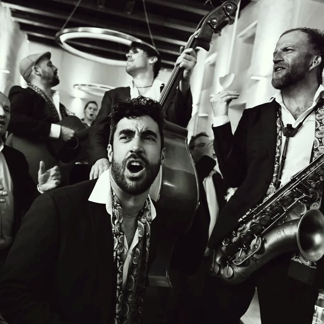 Great to be back in Amsterdam 🇳🇱🥂⛵
@meet.marcel
#davidplasphotography
#amsterdam #maritimemuseum #party #exclusiveevents #premiumstrollingband #strollingband #roamingband #thestrikes #nilaya #doublebass #contrabass #saxophone #guitar #drums