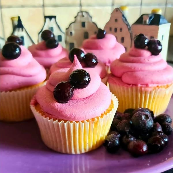 Blackberry cupcakes with a lemon filling. Perfect to celebrate the arrival of spring!