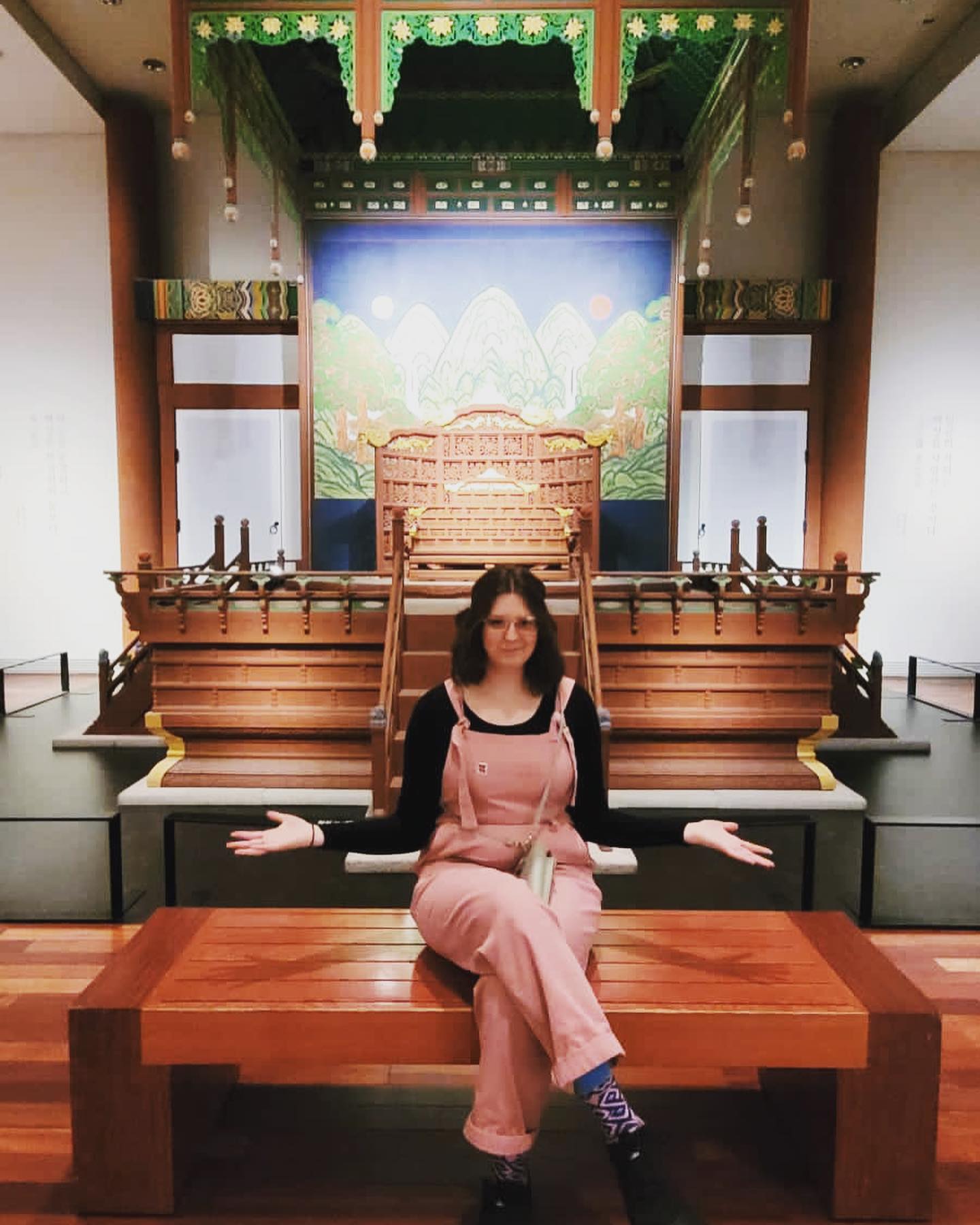 Chillin’ in my palace~
Today we went to some museums, met some robots and bumped into some old friends 🎤👾💙💚