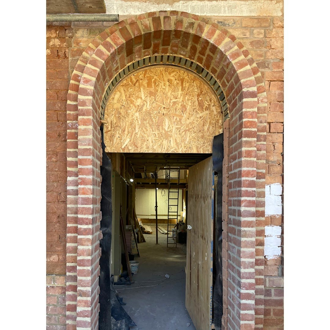 #wipwednesday ๐ทโโ๏ธ
We are pleased to see the brand new entrance under construction for one of our projects in Warwickshire. ๐คฉ๐ก
Great brick detail @ipbuildingsevicesltd ๐
#wip #construction #design #warwickshire #brick #brickdetail #architecture #newhome #healthyhome