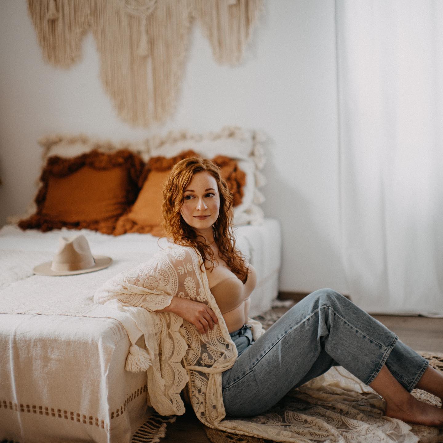 Boho P O R T R Ä T Shooting 🧡 im Studio.
Im hinteren Teil des @faem_studio Studios finden nicht nur Workshops und Events statt, sondern der gemütliche Raum kann ab jetzt auch für Shootings gebucht werden. In den letzten Wochen habe ich hier einige schöne Deko Settings für euch kreiert und umgesetzt. Eine feine Auswahl an verspielten Boho Kleidern, Outfits, Schmuck und Accessoires zum ausleihen gibt’s auch. ✨
Schreibt mir gerne für mehr Infos an wild.knots.art@gmail.com. 😊
Dekoration @wild.knots.art
Fotos 🧡 von @label.herzflimmern
#metime #porträtshooting #bohostyle #bohoshooting #bohostudio #porträtfotografie #naturalbeauty #selflove