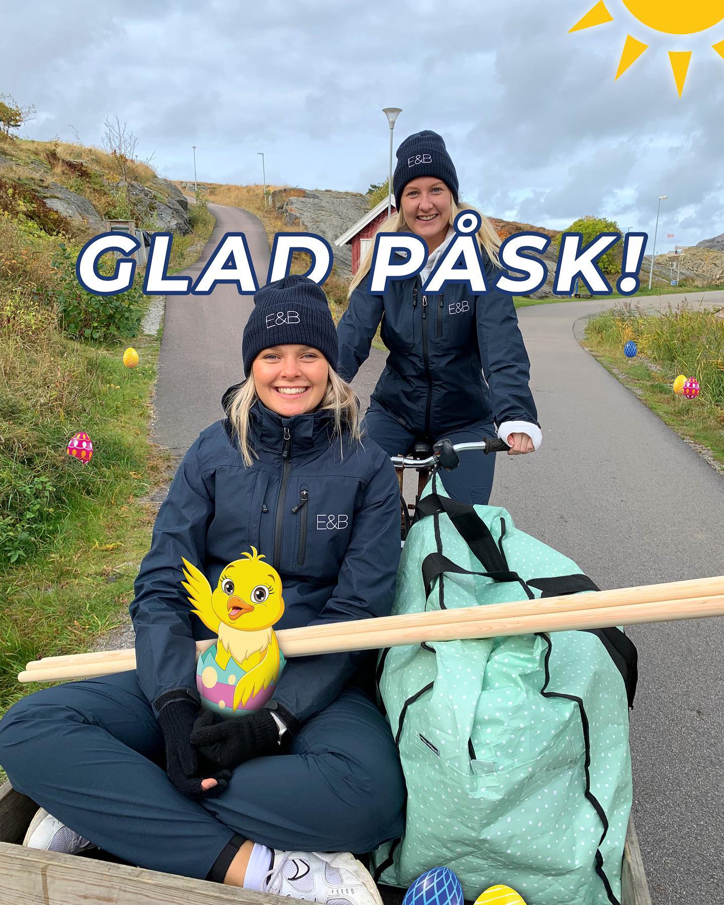 Med denna härliga bild från Dyrön här på västkusten där Johanna och Lisa är i full färd att köra flakmoppe till sina kvastar och dra till Blåkulla önskar vi alla våra härliga följare en riktigt GLAD PÅSK!