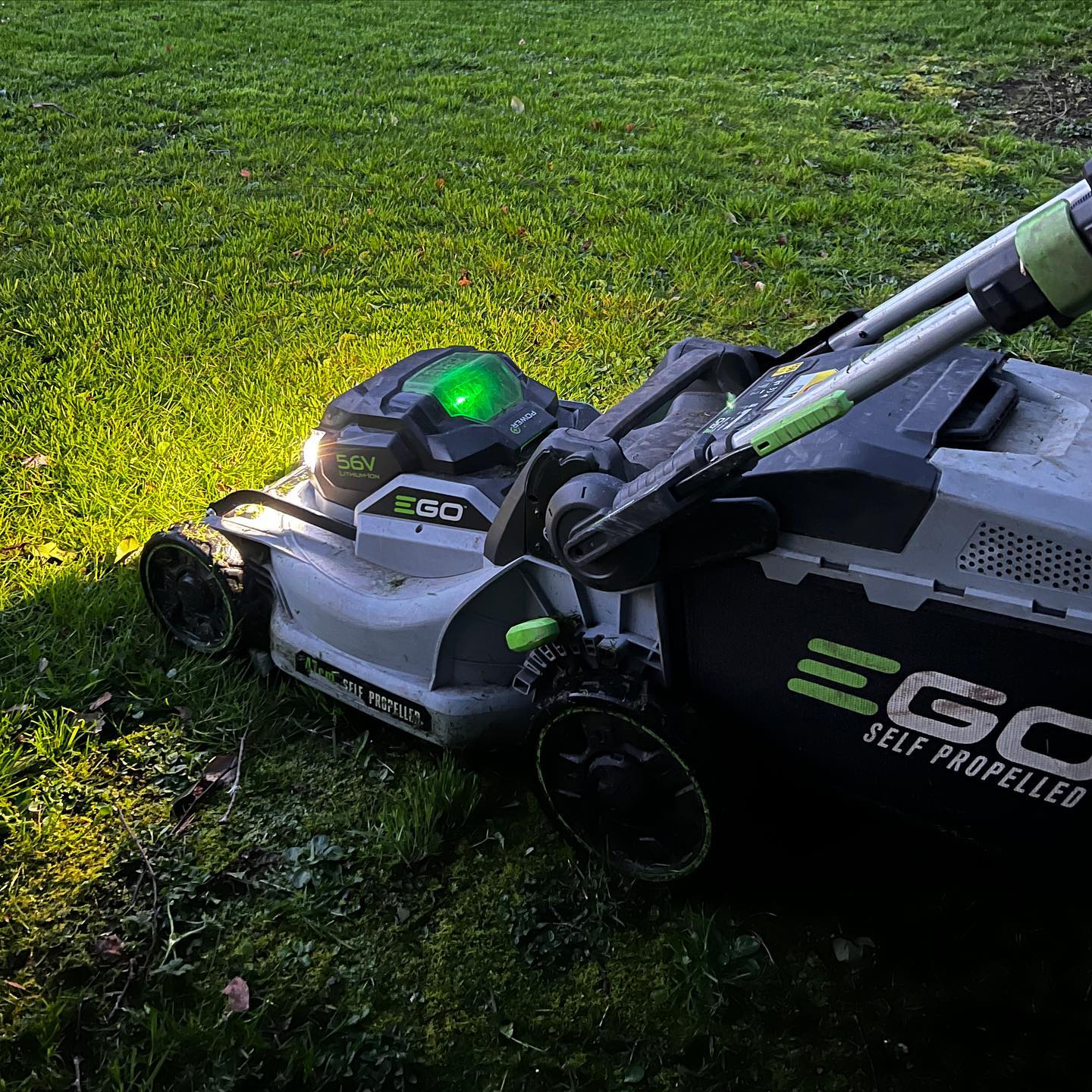 Evening mowing is an option with the Ego cordless mower!! @egopowerpluseu
#egopower
#egomower
#cordlesstools
#batterymower
#gardenmaintenance
#lawncare
#lawnmaintenance
#countrylife
#professionalgardener